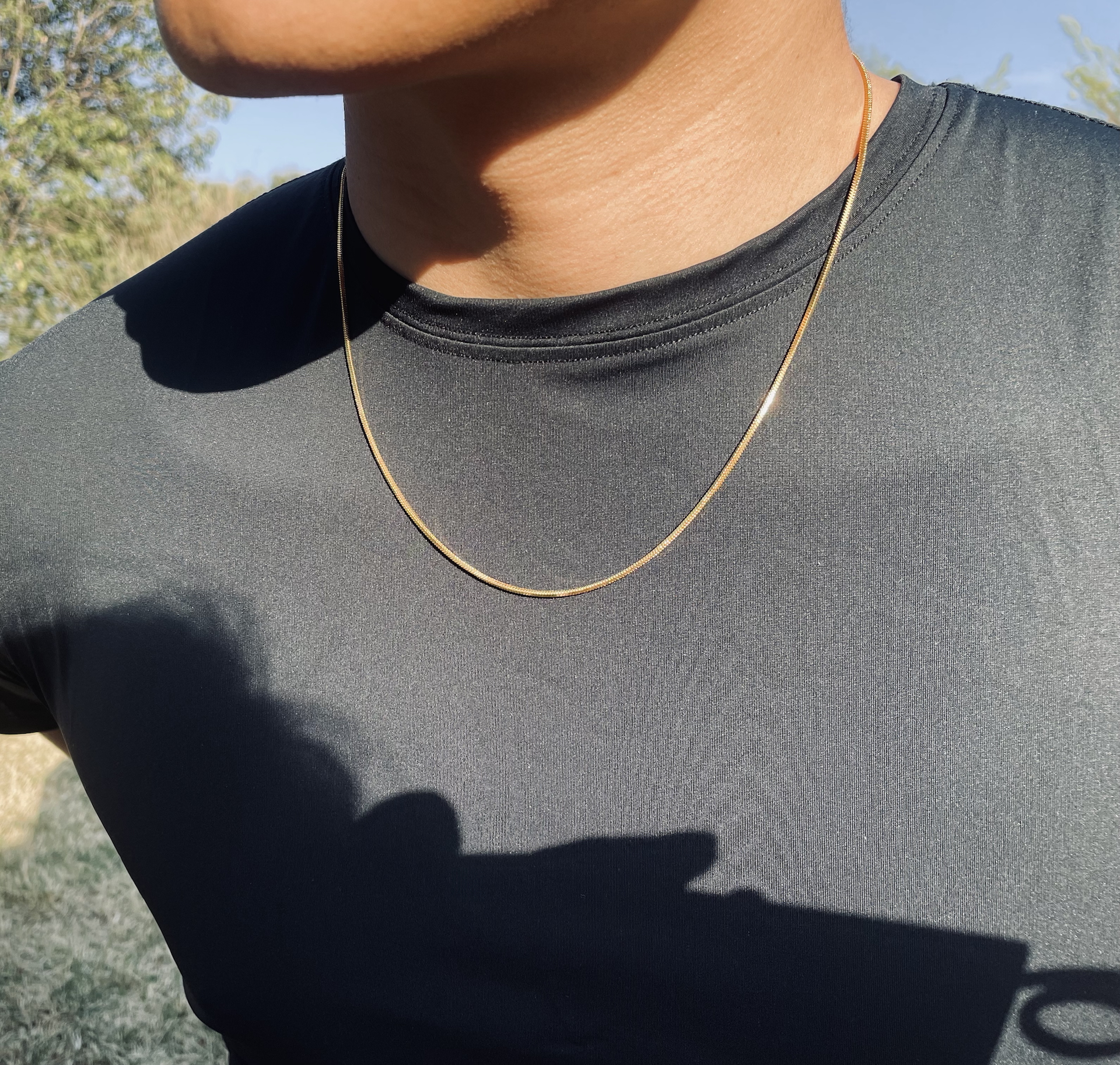 项链很好搭配衣服,在平时通勤出行搭配衣服很帅气