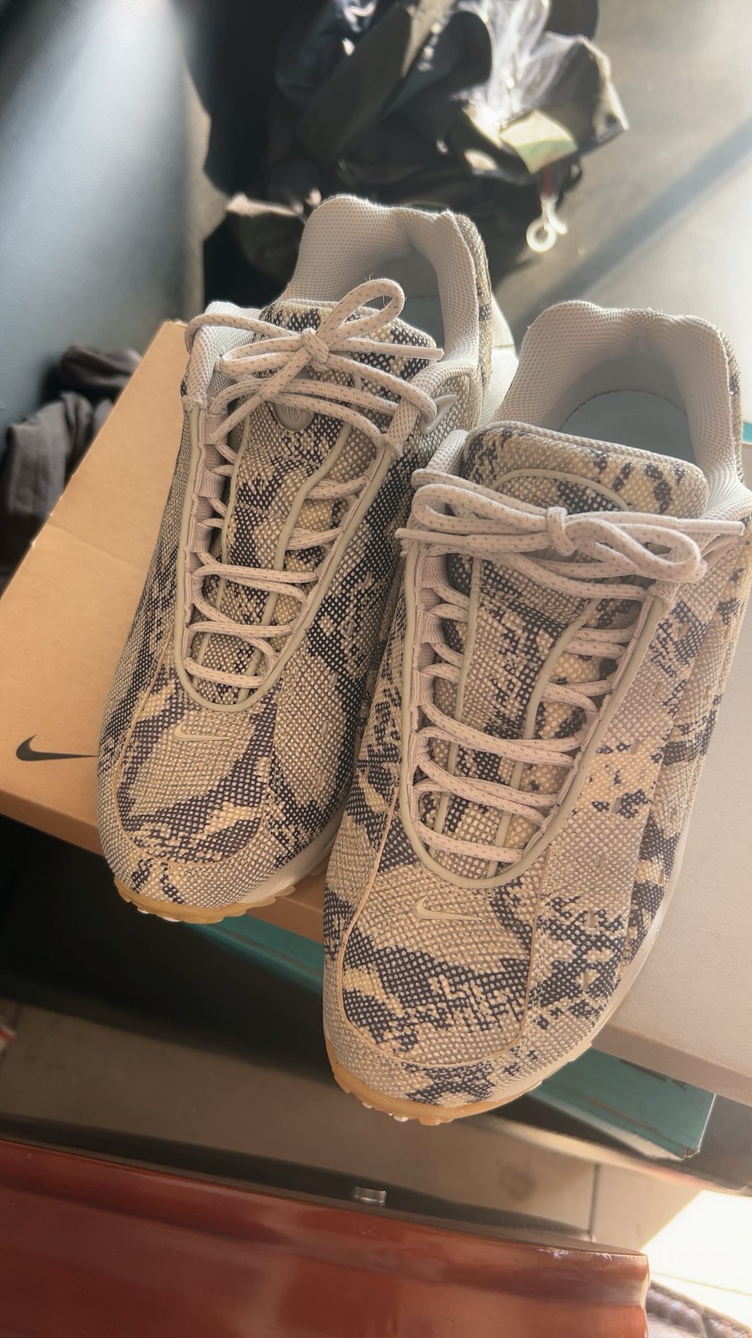 custom review-NOCTA x Nike Hot Step Air Terra 'Светлый костный' Змеиный принт Низкий топ Casual Унисекс Серый Черный