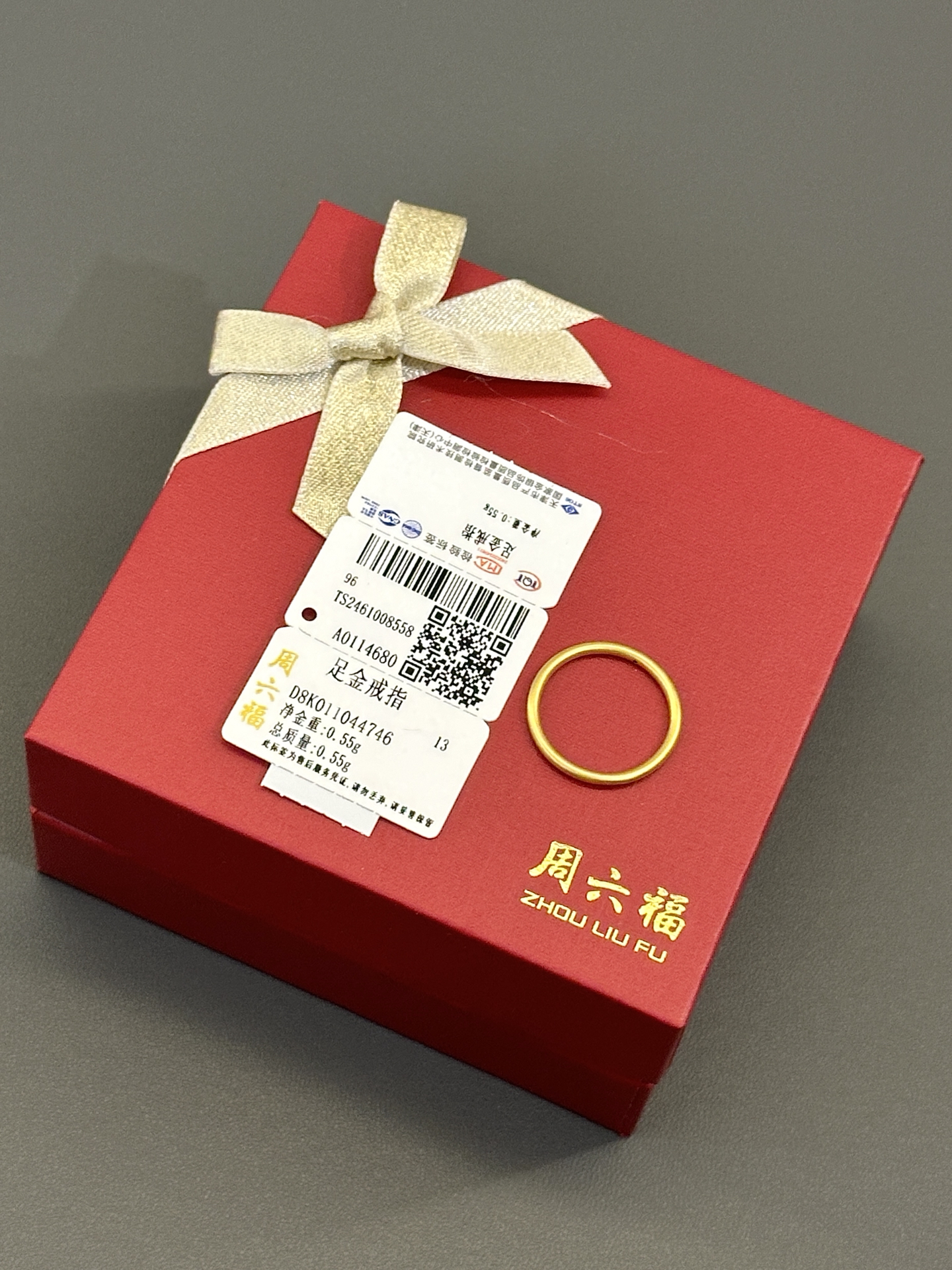 看起来还蛮大方的
很好搭衣服 简直要承包我的衣柜啦

@周六福品牌号