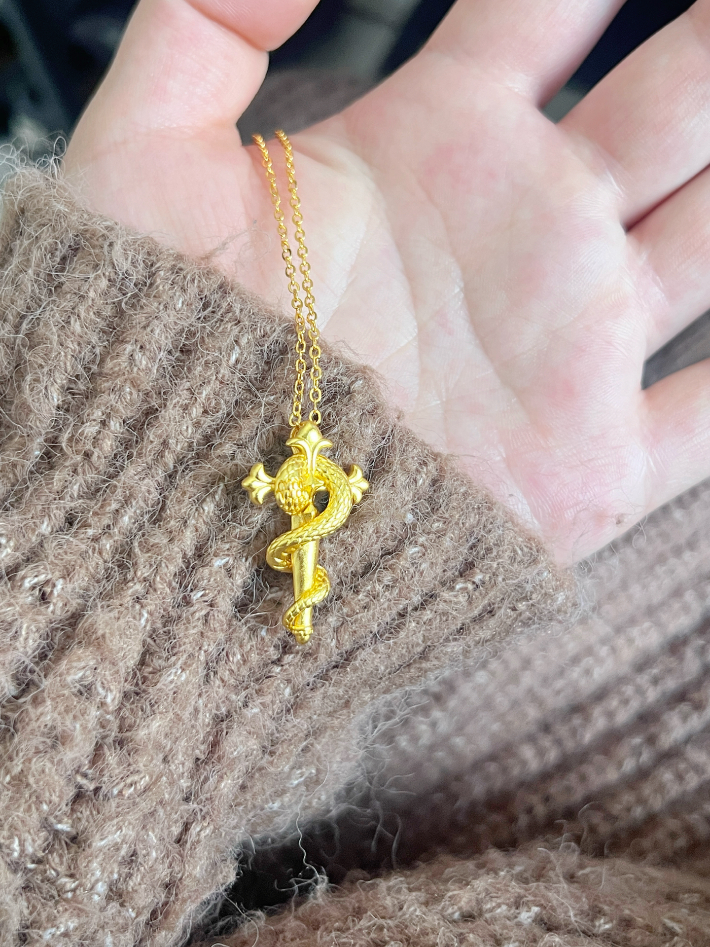 哇塞!这条金色权杖蛇项链美到窒息 !