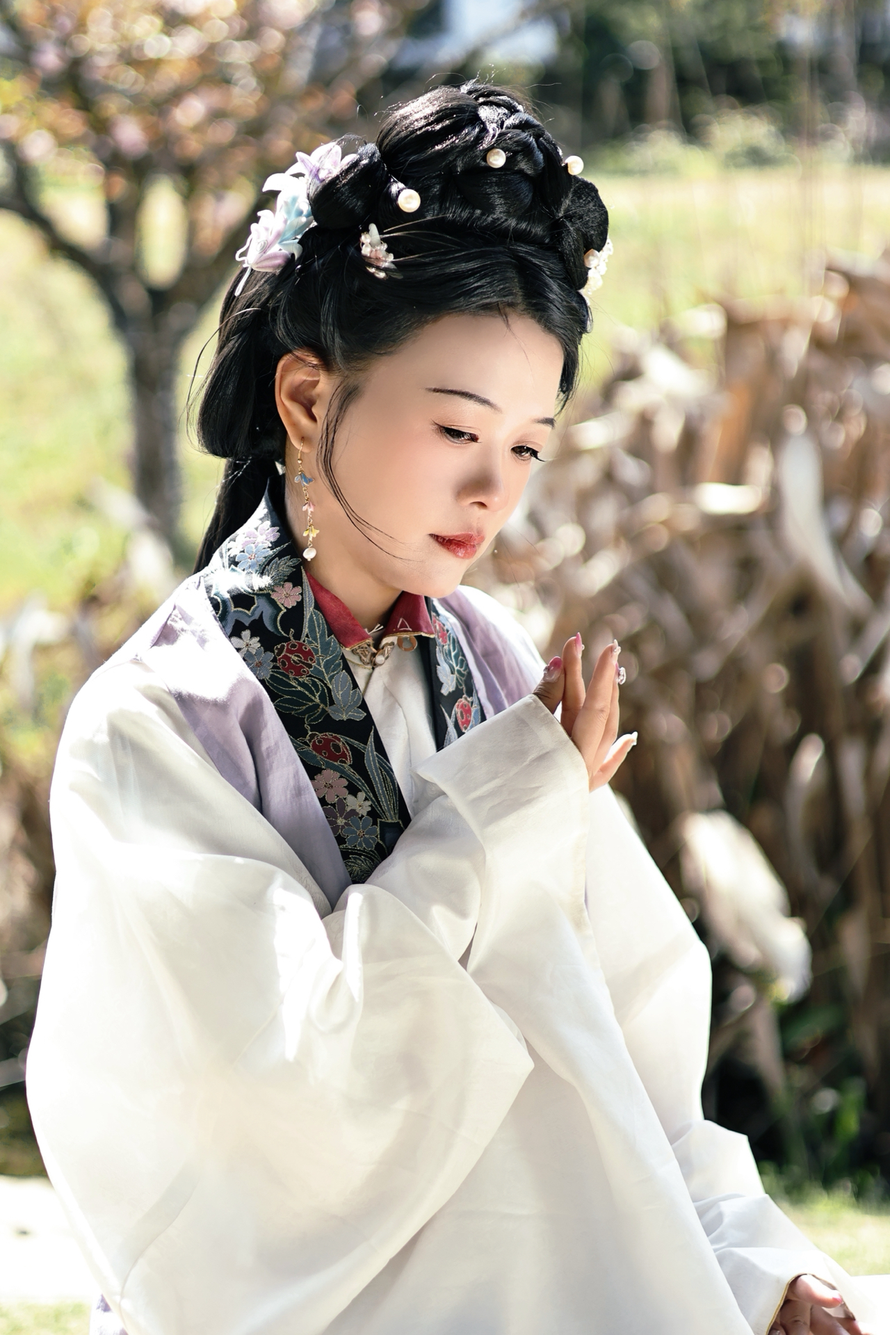 汉服与紫藤花完美适配了