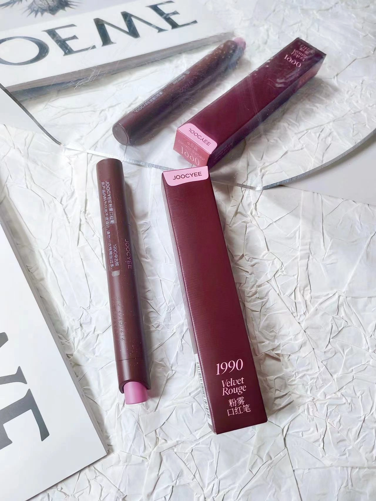 也蛮适合现在这个季节的
搭配复古风的衣服,再涂这个颜色
出街妥妥的