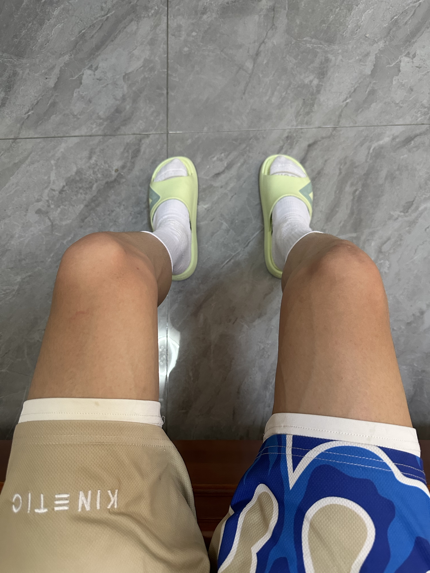白袜配匹克拖鞋 永不过时的穿搭