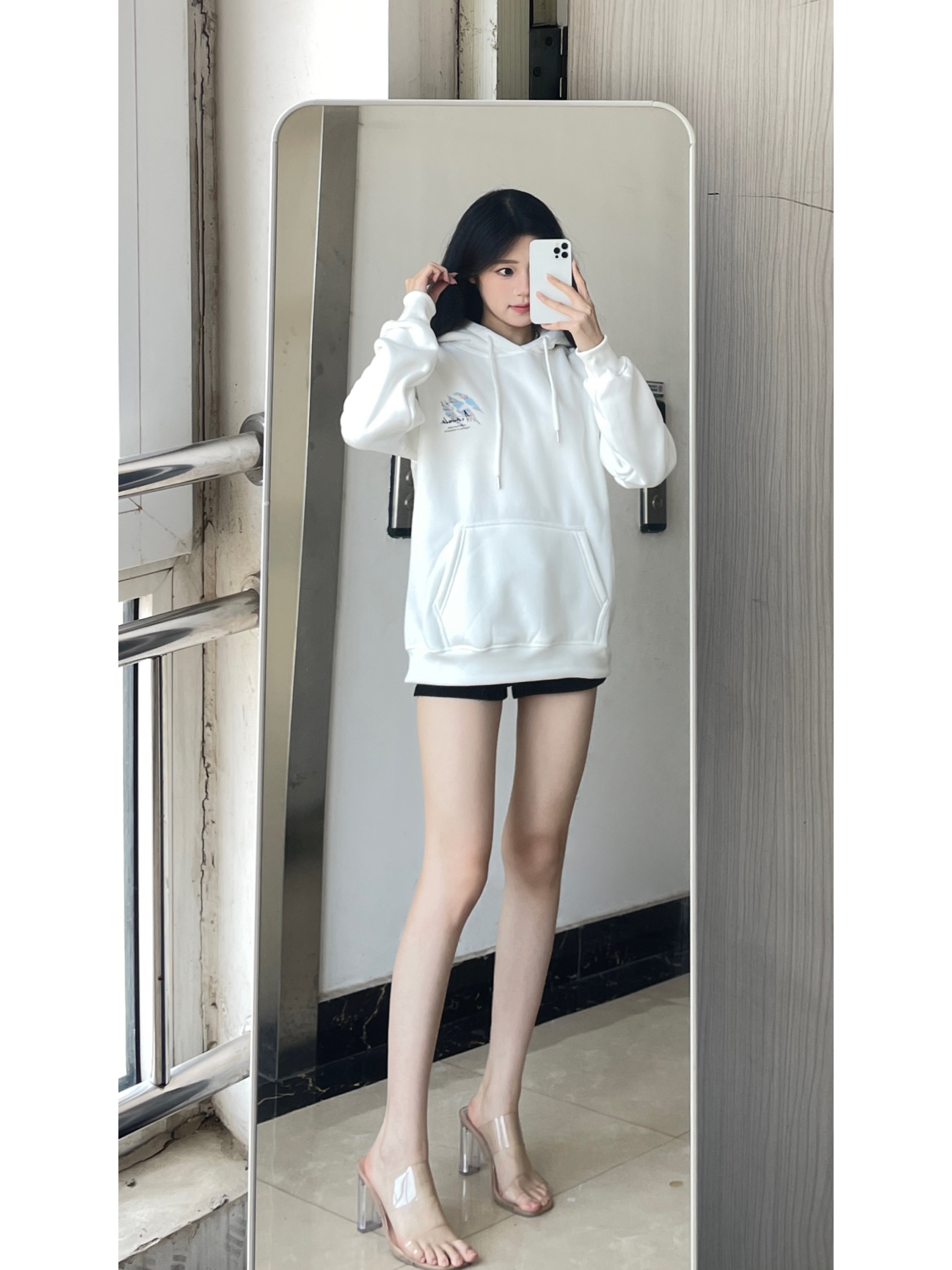 清爽爽的
而且还是加绒的哦
上身保暖又舒适
背后的樱花图案也好唯美