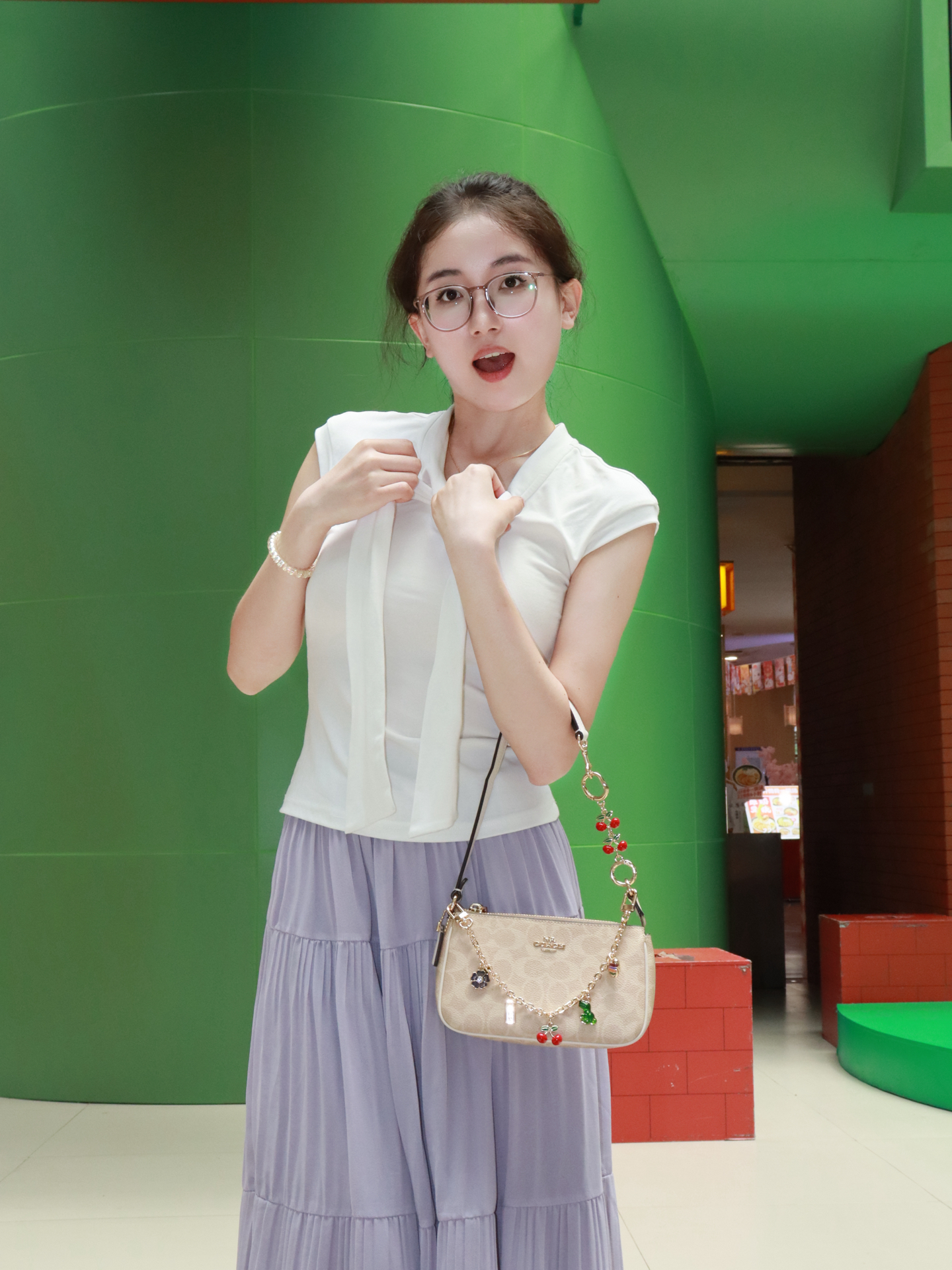 又给我的coach安排新衣服啦
这款包包看着小,其实容量还蛮大
平时约会