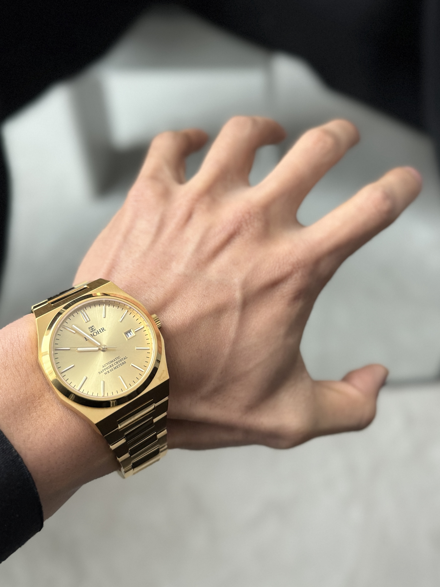 手表造型复古刚硬,
特别适合我这种硬汉,
而且通体金色,时尚又大气