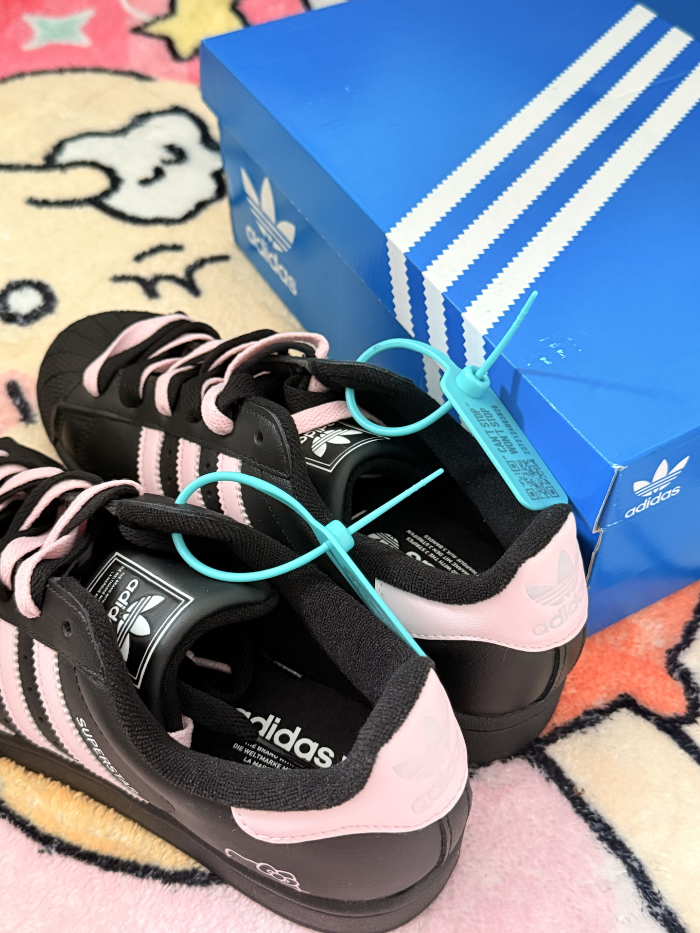 太喜欢了 定制的等了好久 hello kitty猫的图标恰到好处 adidas宝藏
