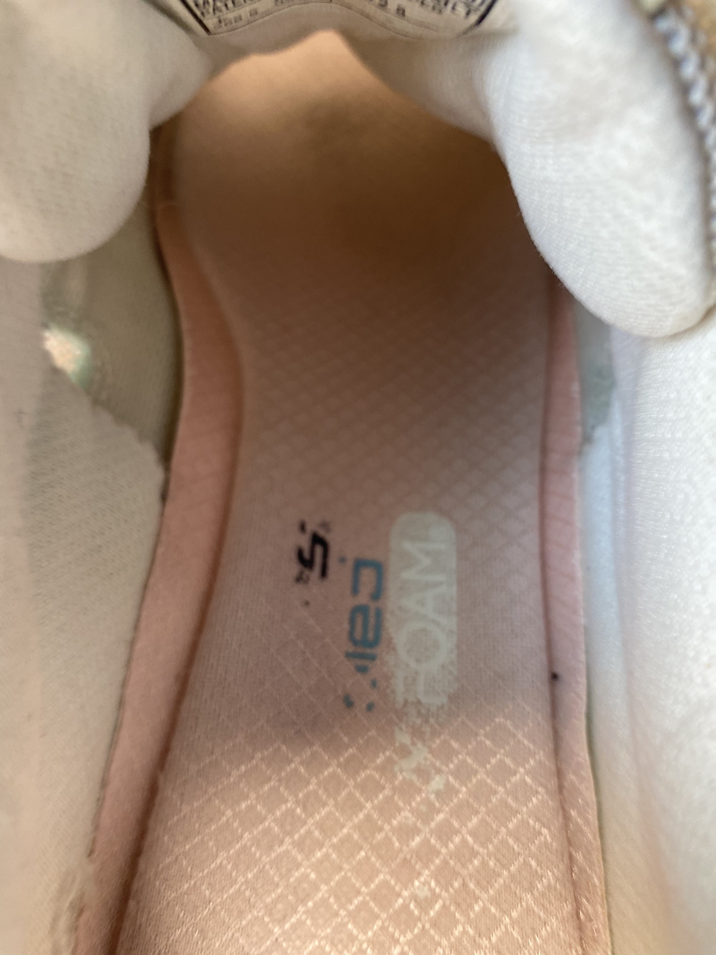 穿连裤袜再穿运动鞋鞋垫这么容易脏吗