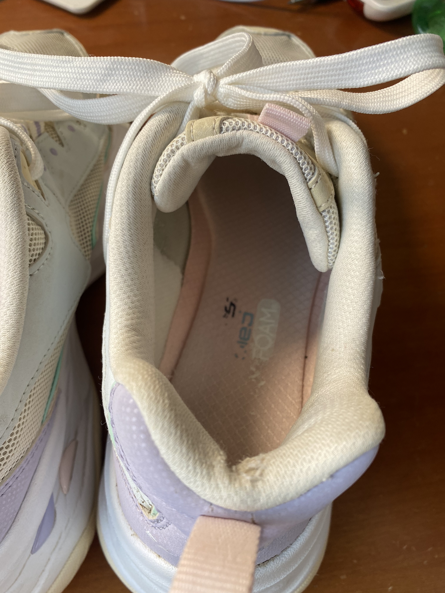 穿连裤袜再穿运动鞋鞋垫这么容易脏吗