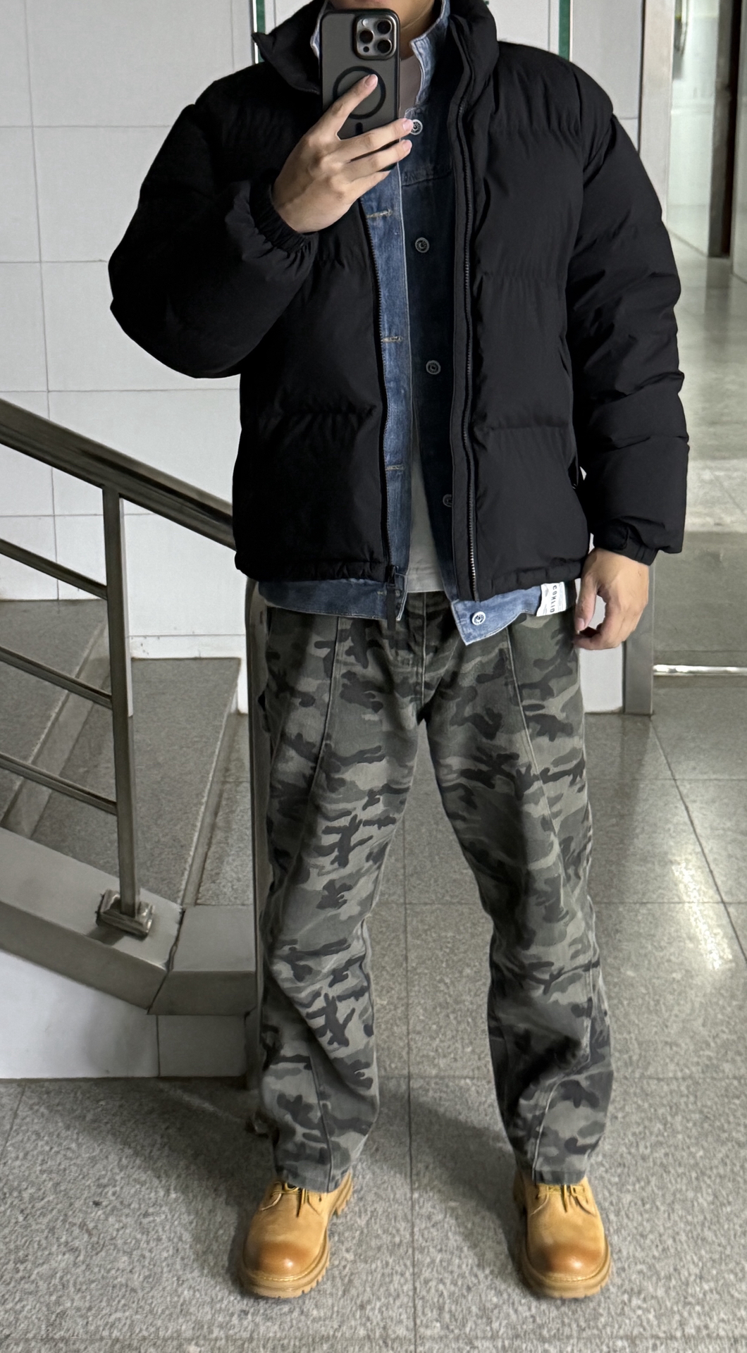 男生秋冬穿搭,牛仔裤马丁靴