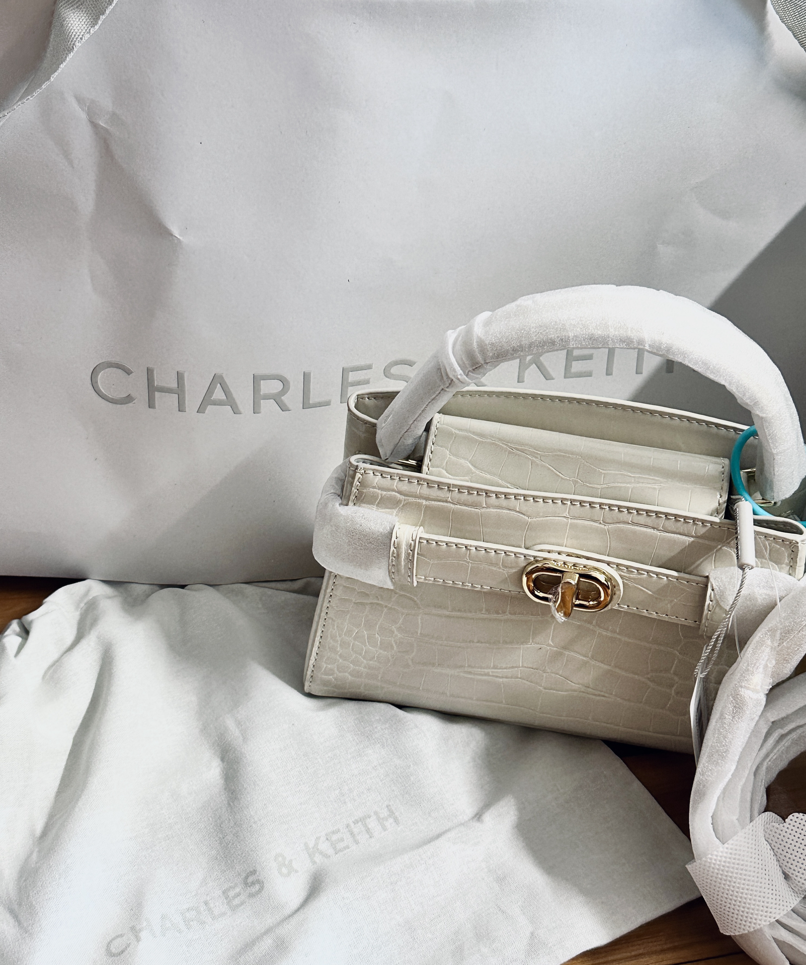 小ck白色鳄鱼纹凯莉包