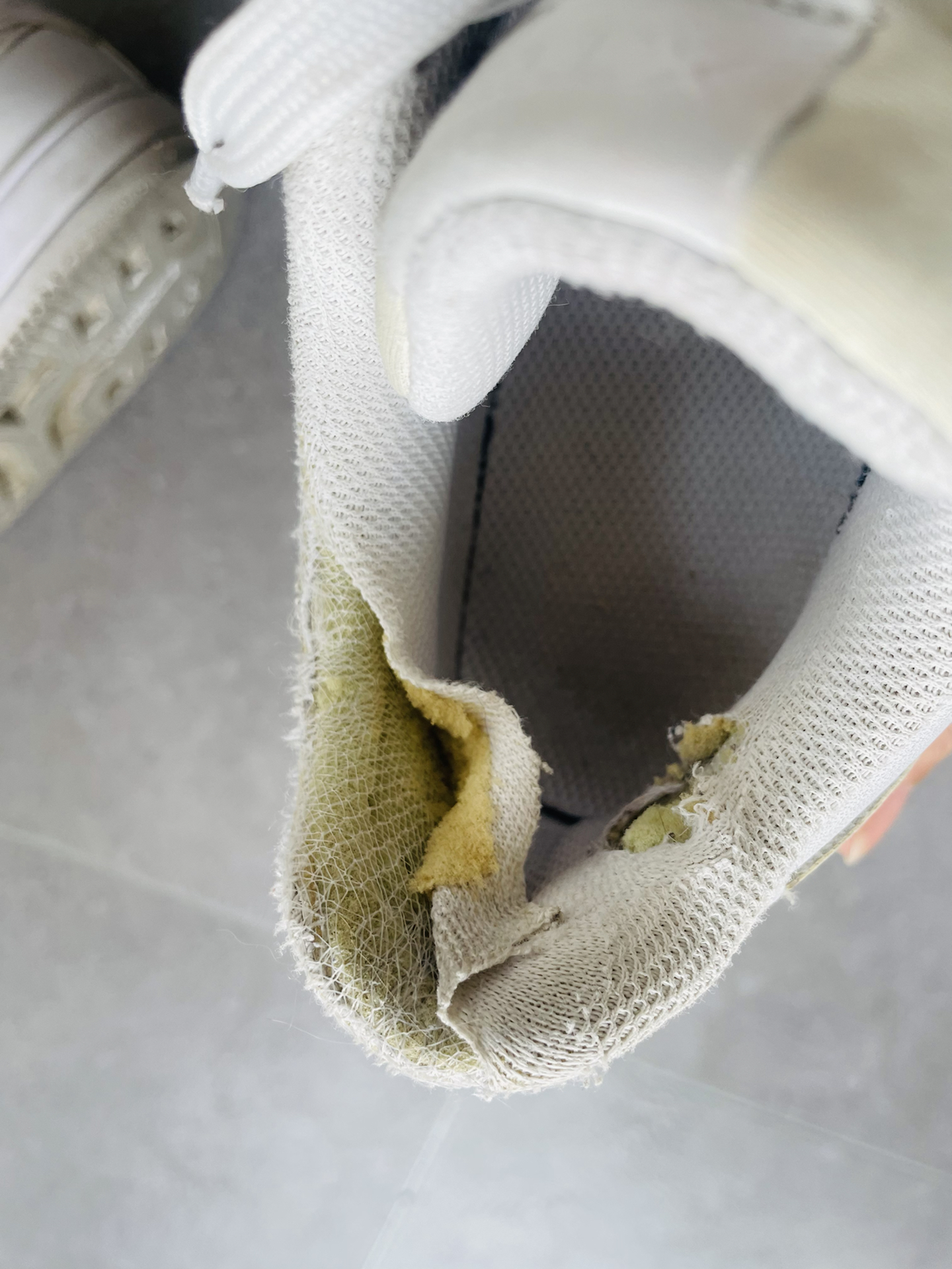 被男朋友穿到破的小白鞋