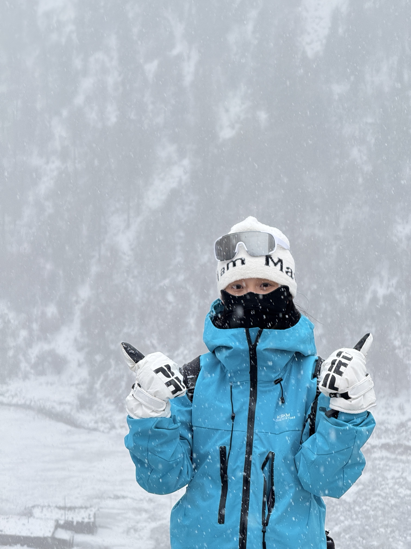 赛里木湖冬天冲锋衣拍照，旅游帮手