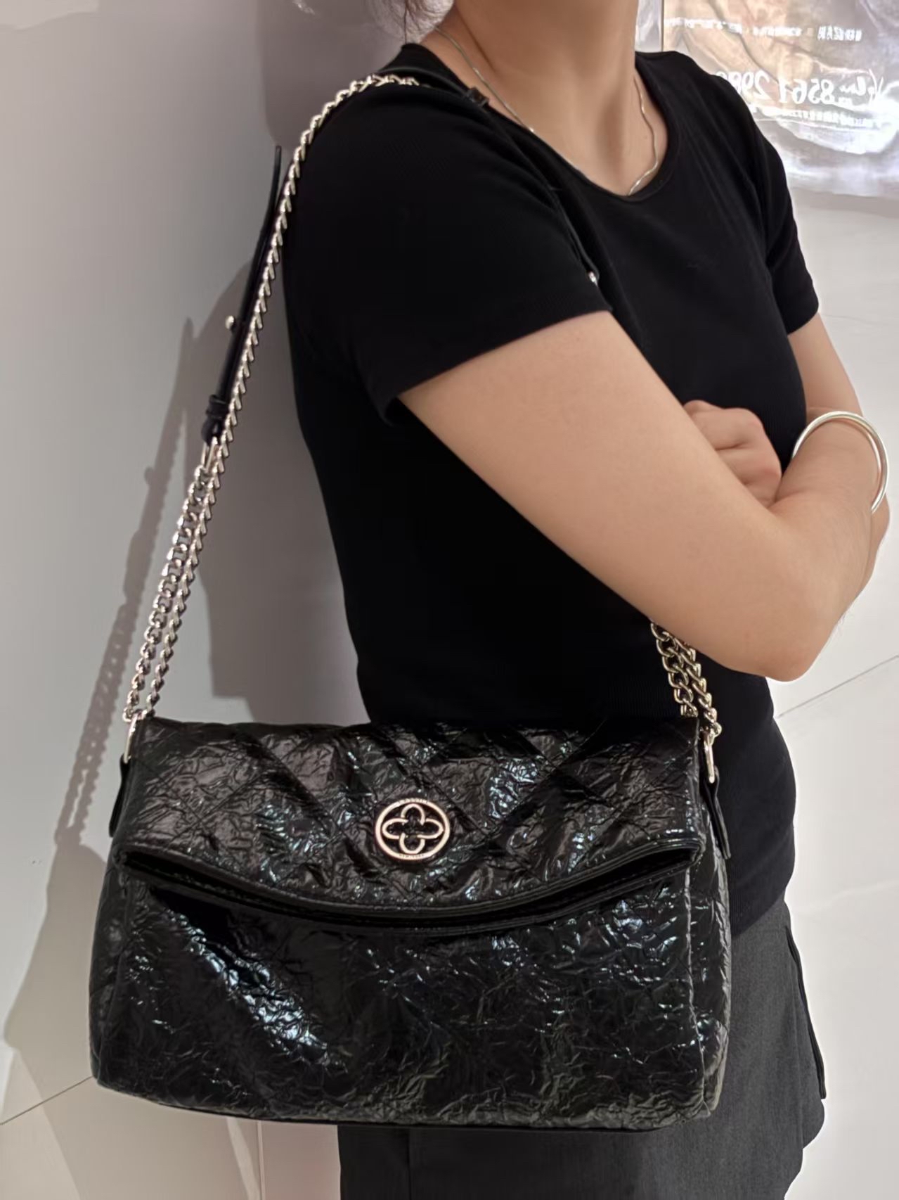 黑色菱格腋下包,背上它气质满满!