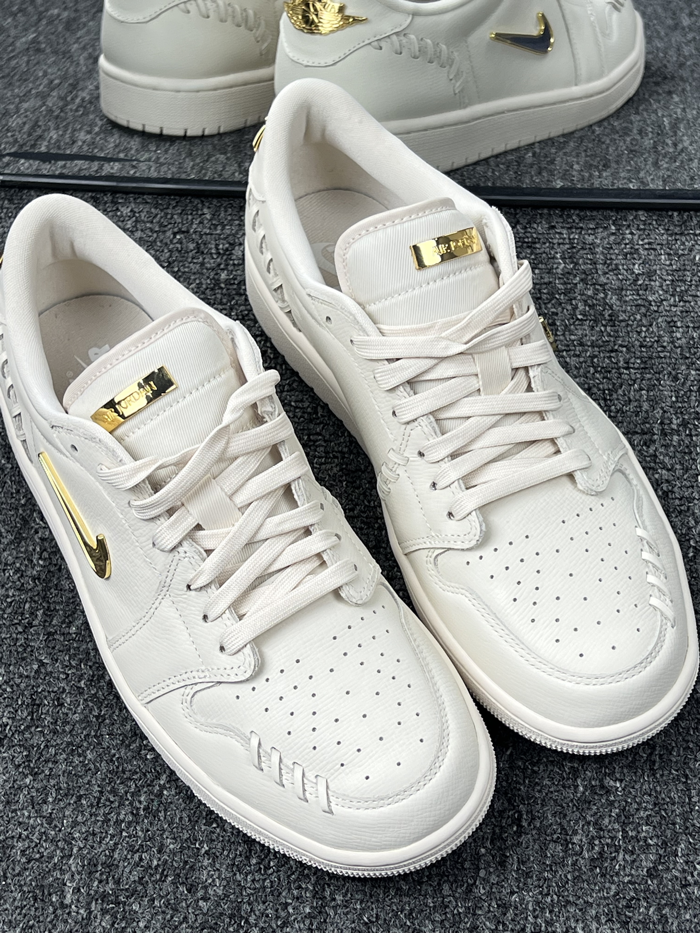 aj1 low 白金体验:浅聊穿搭适配与那些小不足