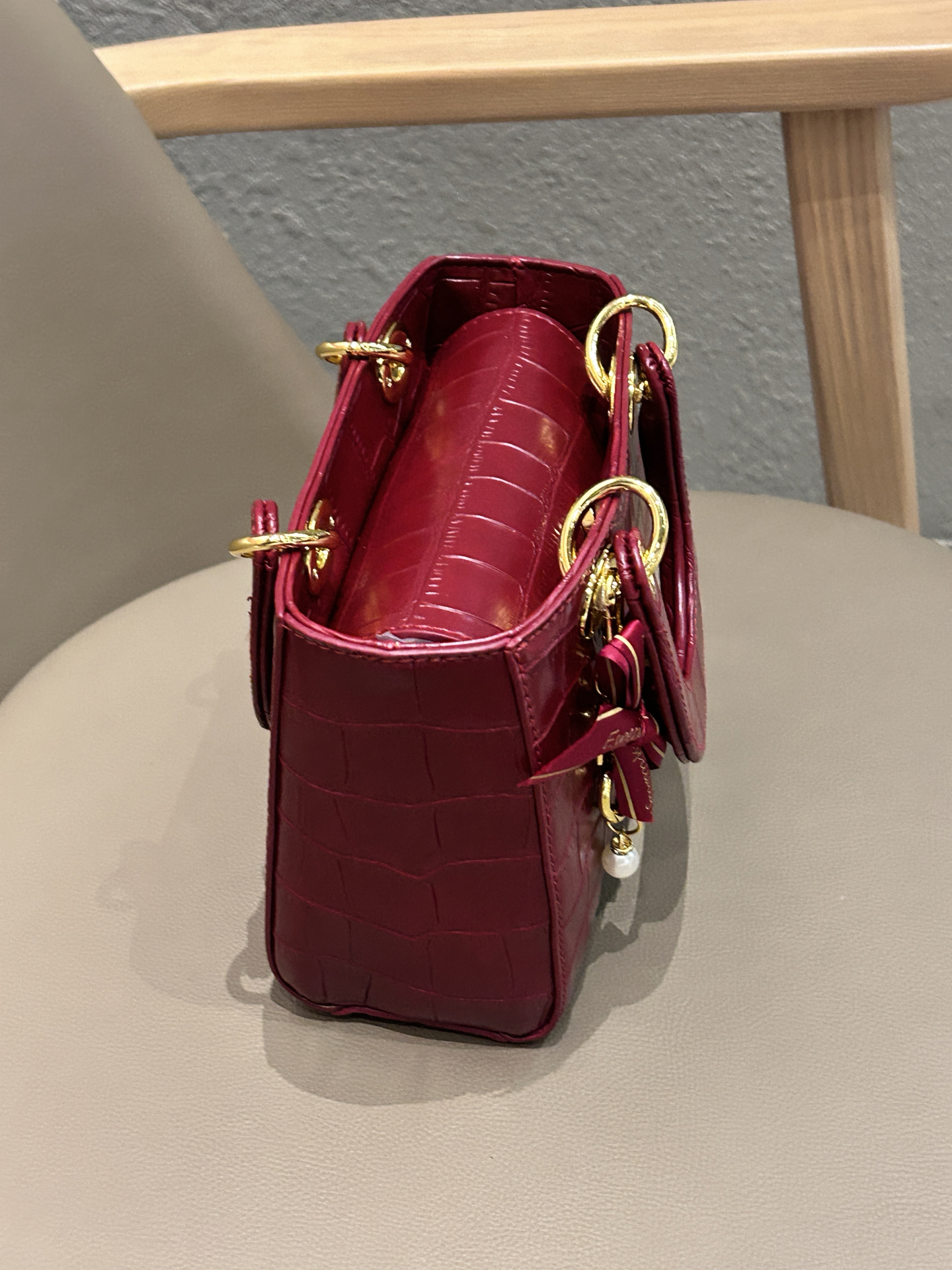 小ck你美!介个鳄鱼纹复古红戴妃包好高级