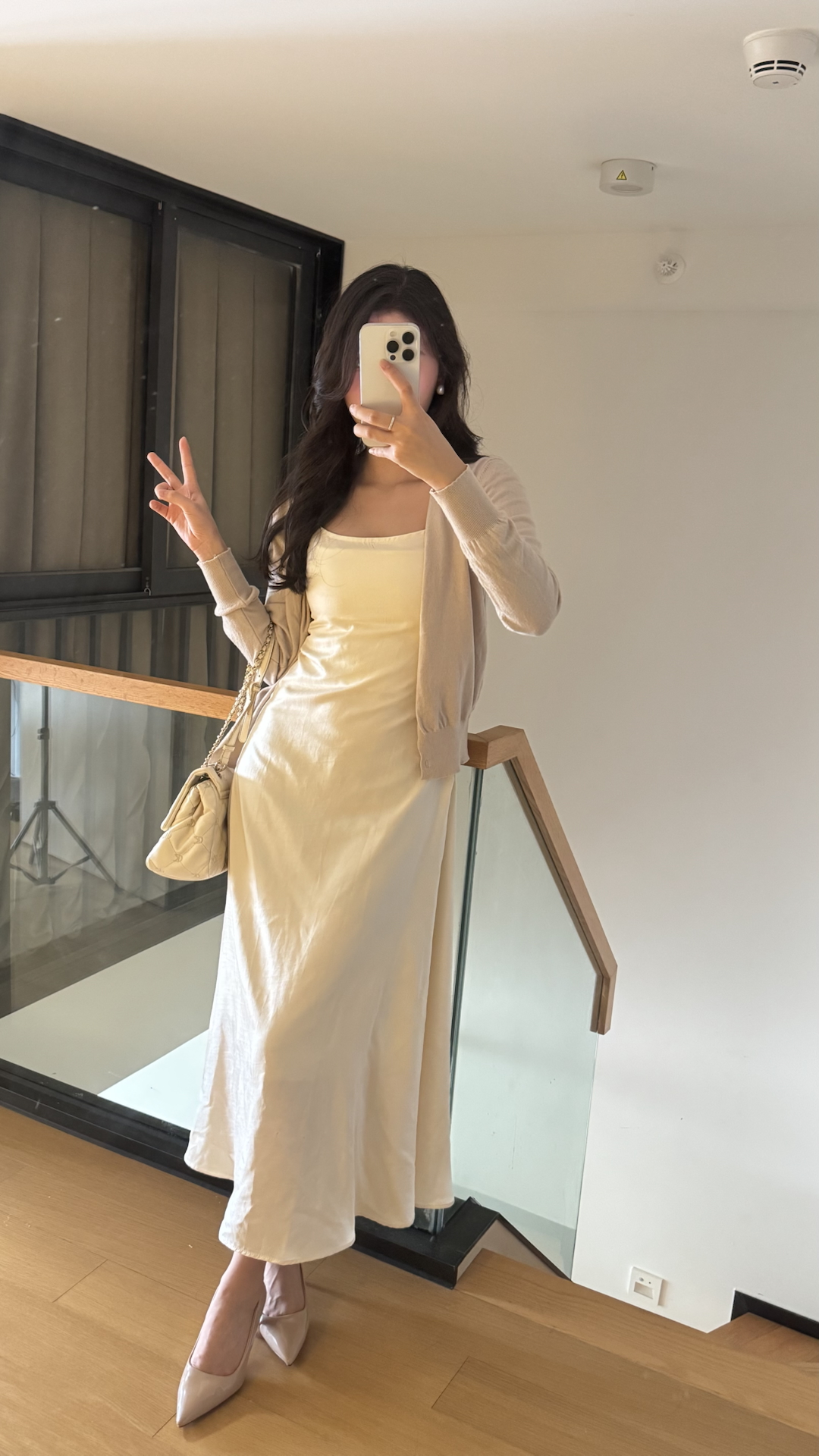 超有质感的香槟色长裙,拍照好有高级感,搭配开衫可以遮住副乳手臂粗背