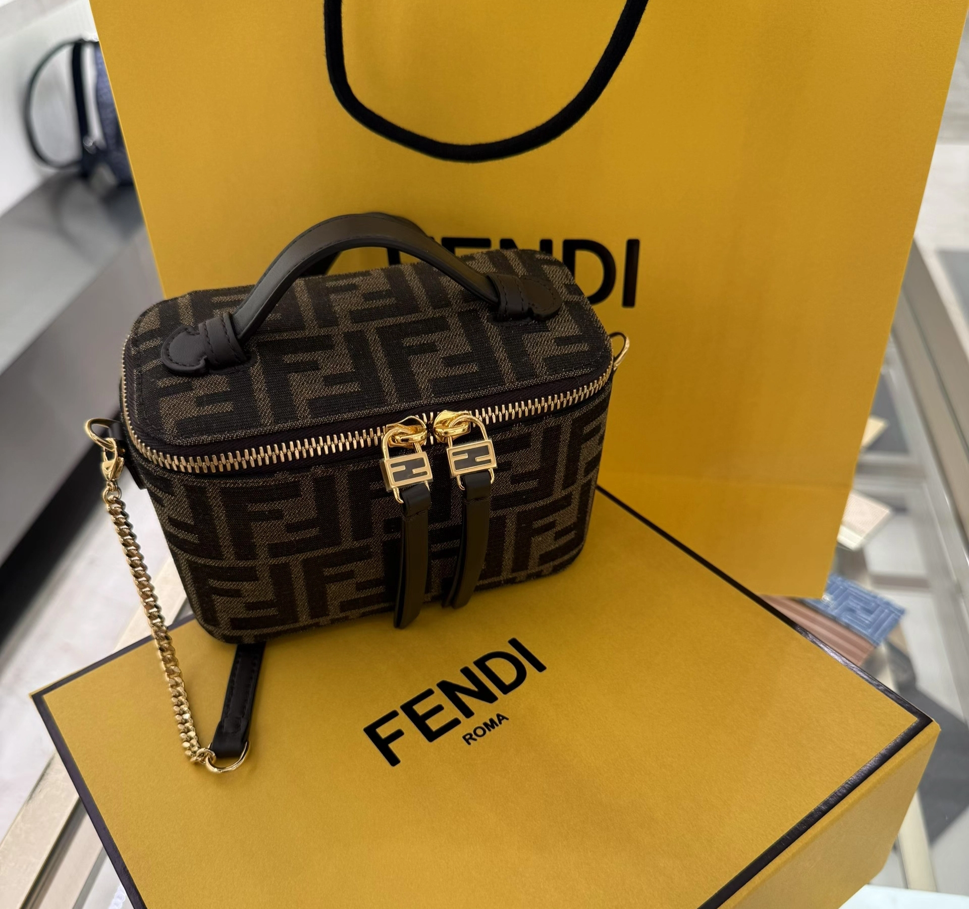 fendi芬 #fend芬迪 #fendi老花 
新入手的 fendi 老花包太香啦!