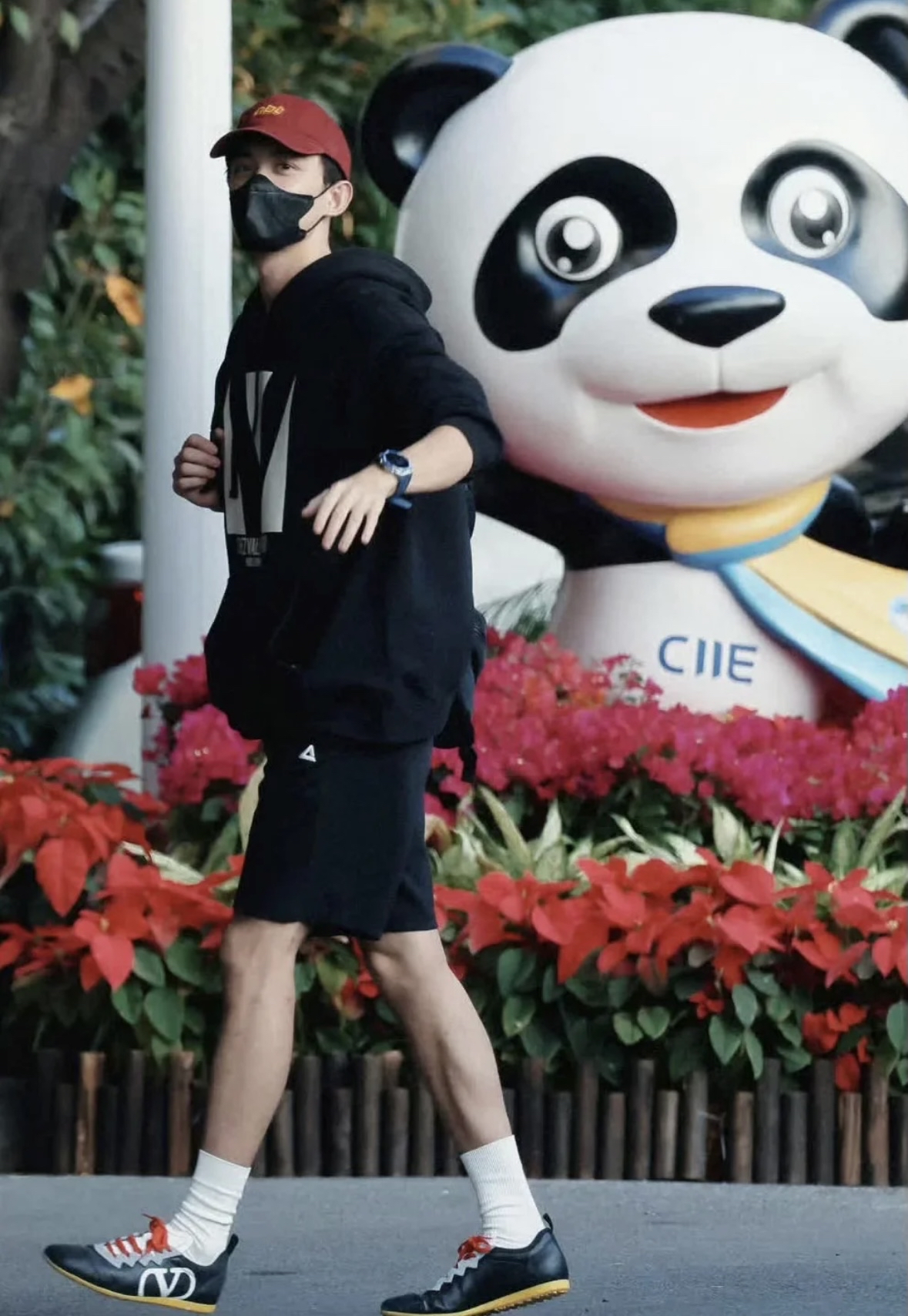 吴磊机场ootd,华伦天奴卫衣 搭配鞋子