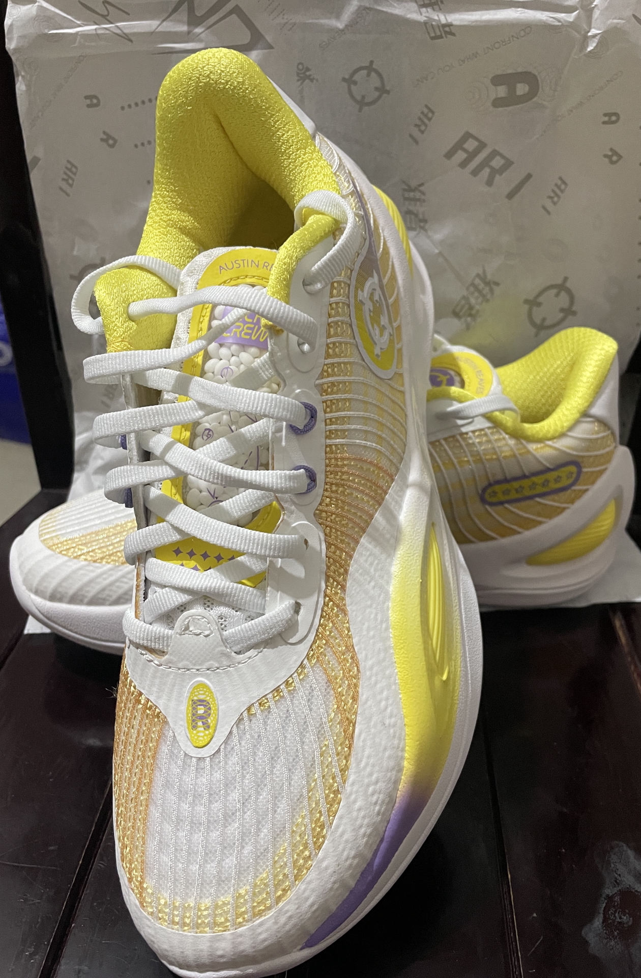 我从鞋面,鞋舌,鞋带,鞋底,鞋垫等都好好看了一下,确实做工很精细没有