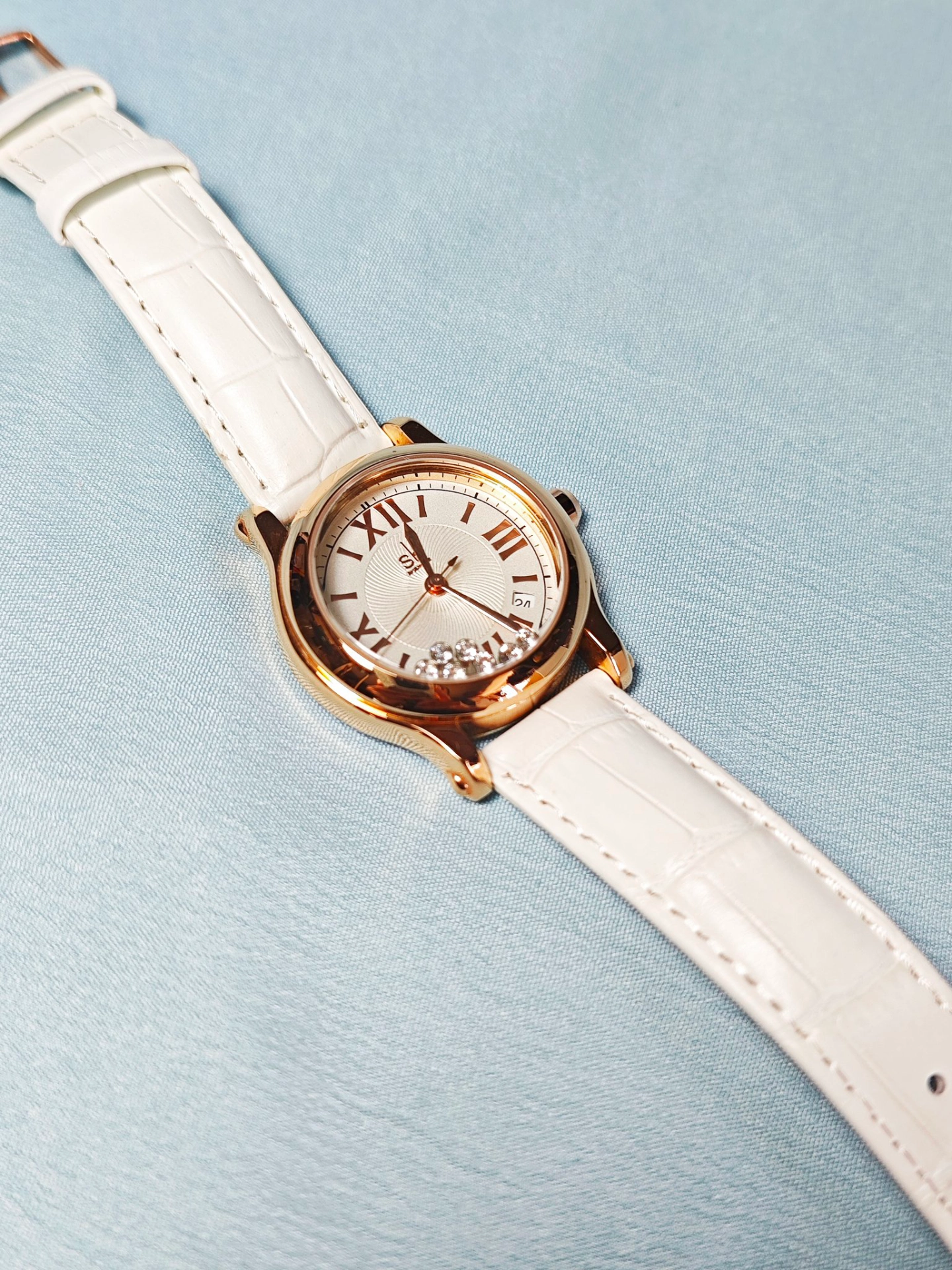 新入手的手表颜值真的好高啊🥺
表盘里bulingbuling的钻是可以晃动