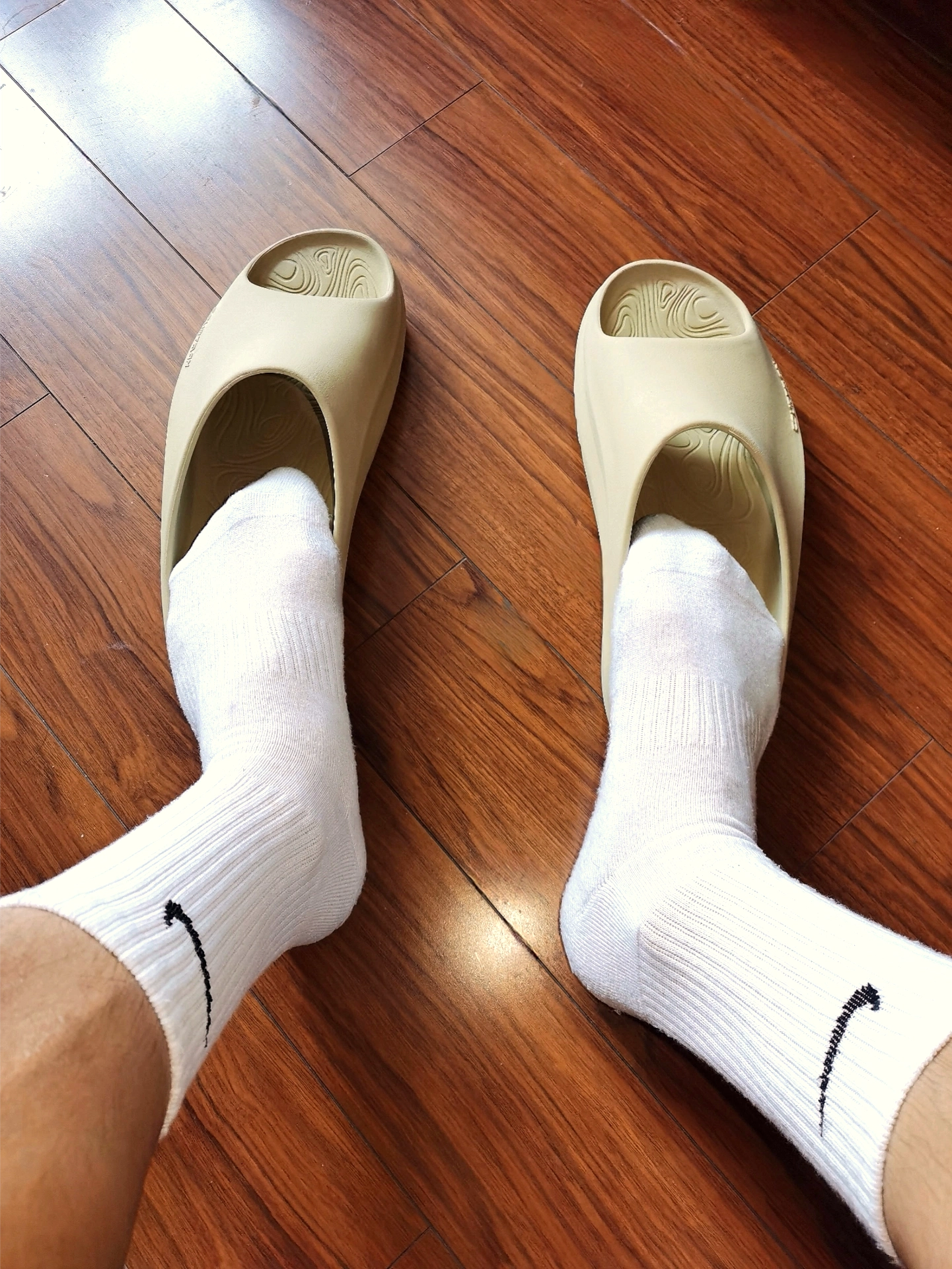 你们穿拖鞋喜欢配袜子吗?