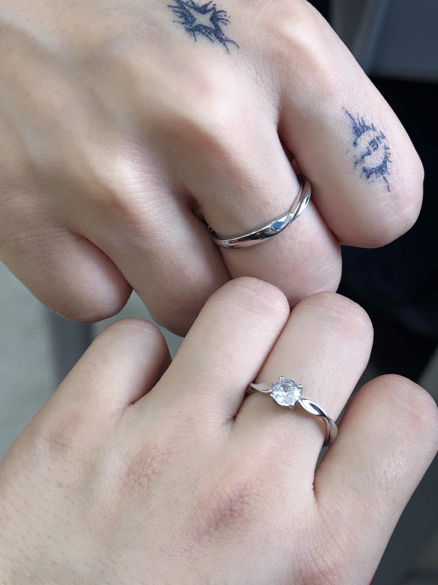 很多牵手照啦 🥰🥰带着我们精挑细选的戒指,在挑选情侣戒指的时候