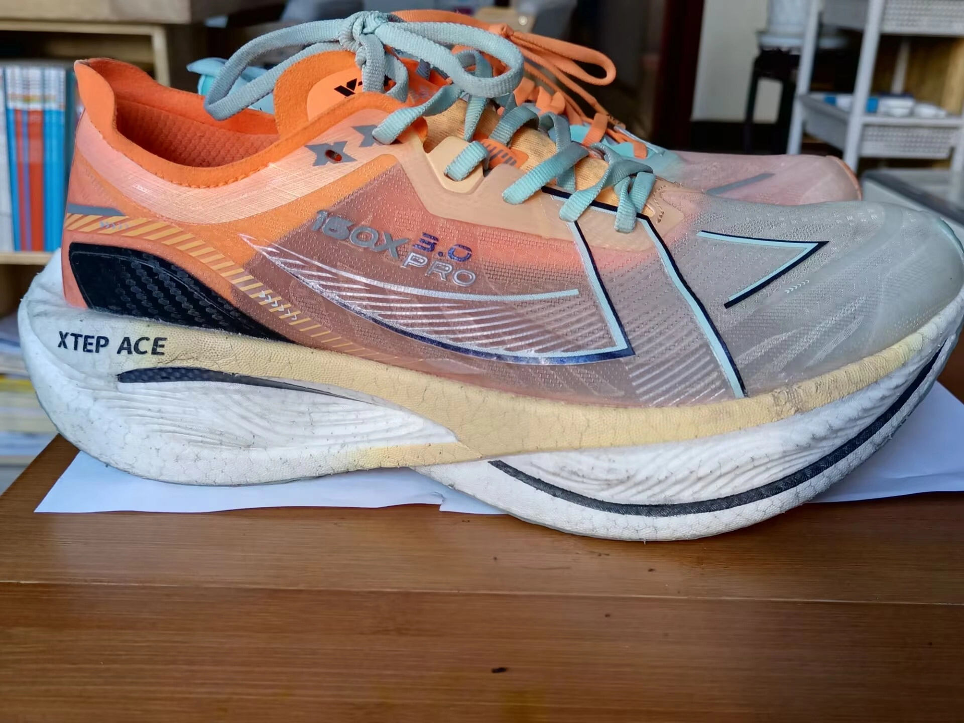 160x3.0 pro是一双被正哥称为神鞋的顶碳马拉松跑鞋,非常的顶