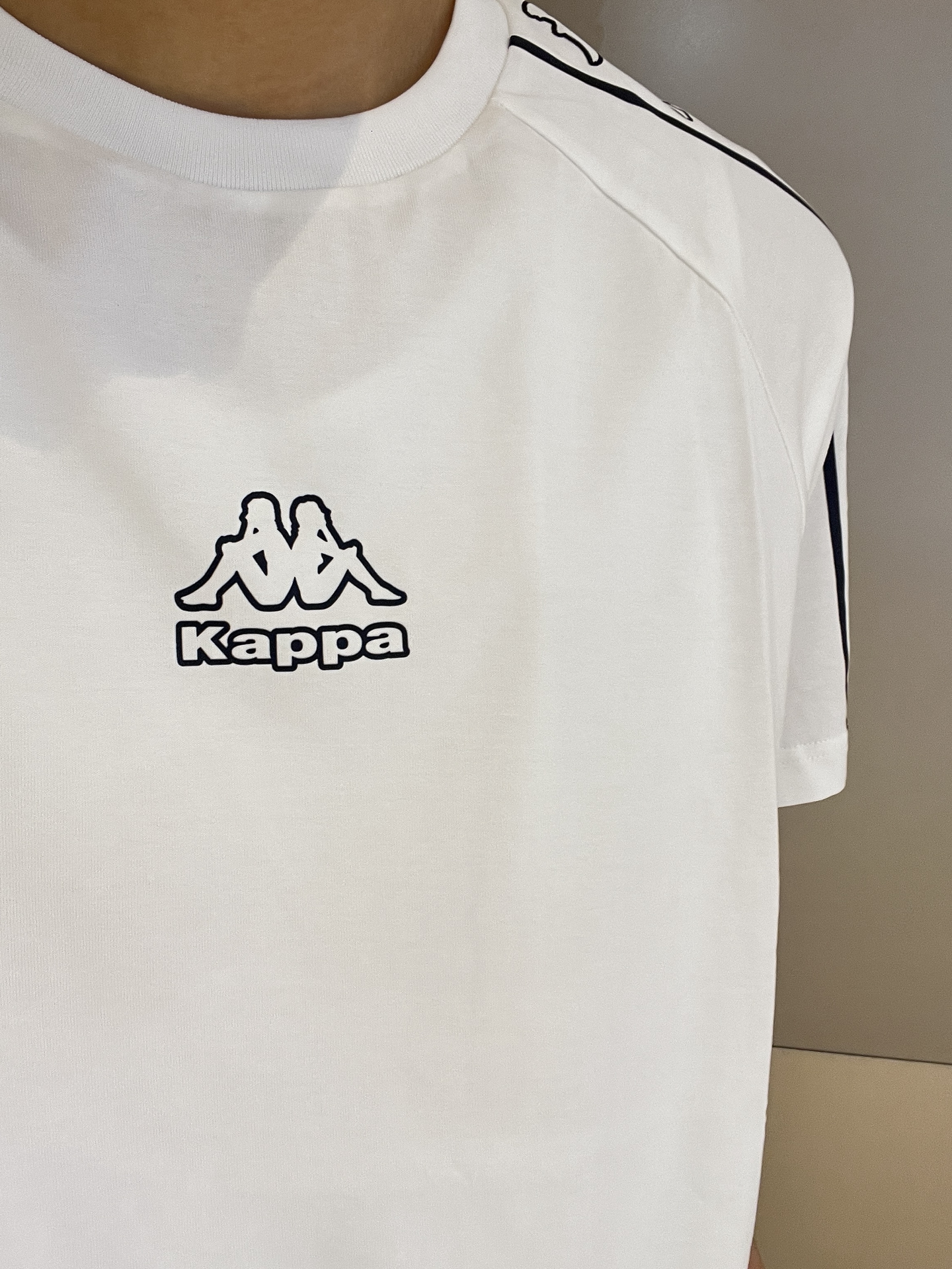 的圆领版型➕kappa印花休闲帅气的感觉搭配肩边的设计感排列logo