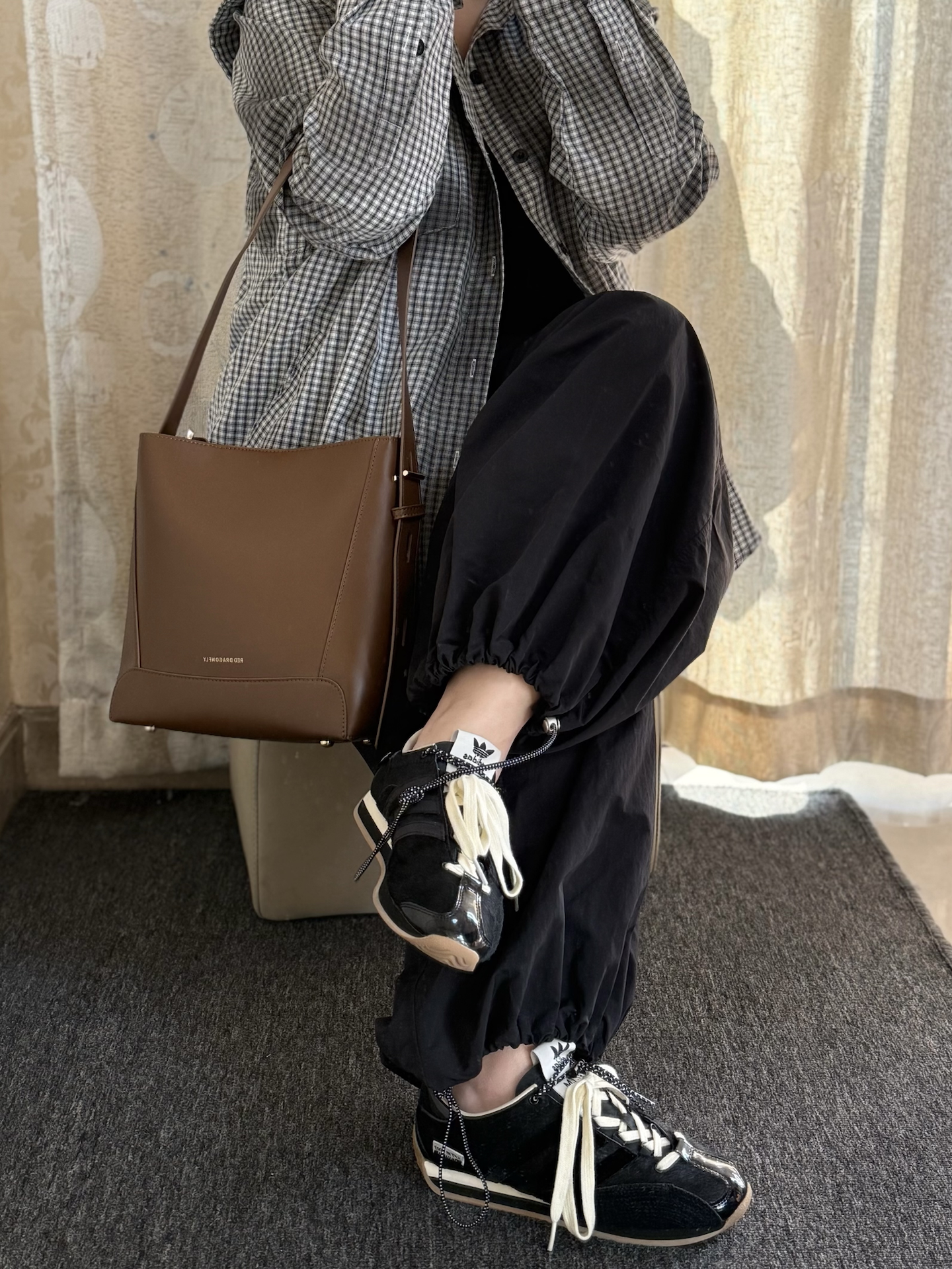 水桶包,日常搭配不挑
简单的款式很高级
这个颜色不会像黑色那么沉闷