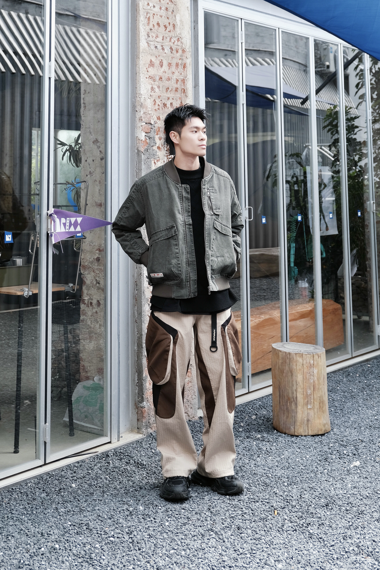男生衣橱c位必须颁给「工装风」 硬朗有型的工装夹克搭配立体口袋