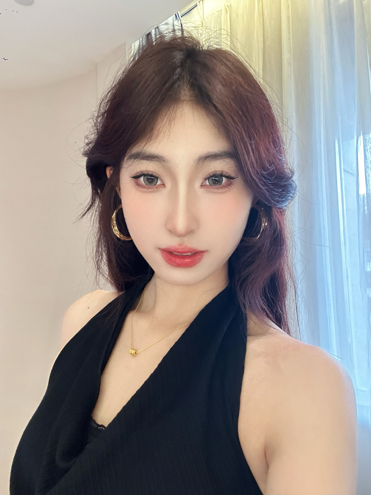 注意看 这个女人叫小美