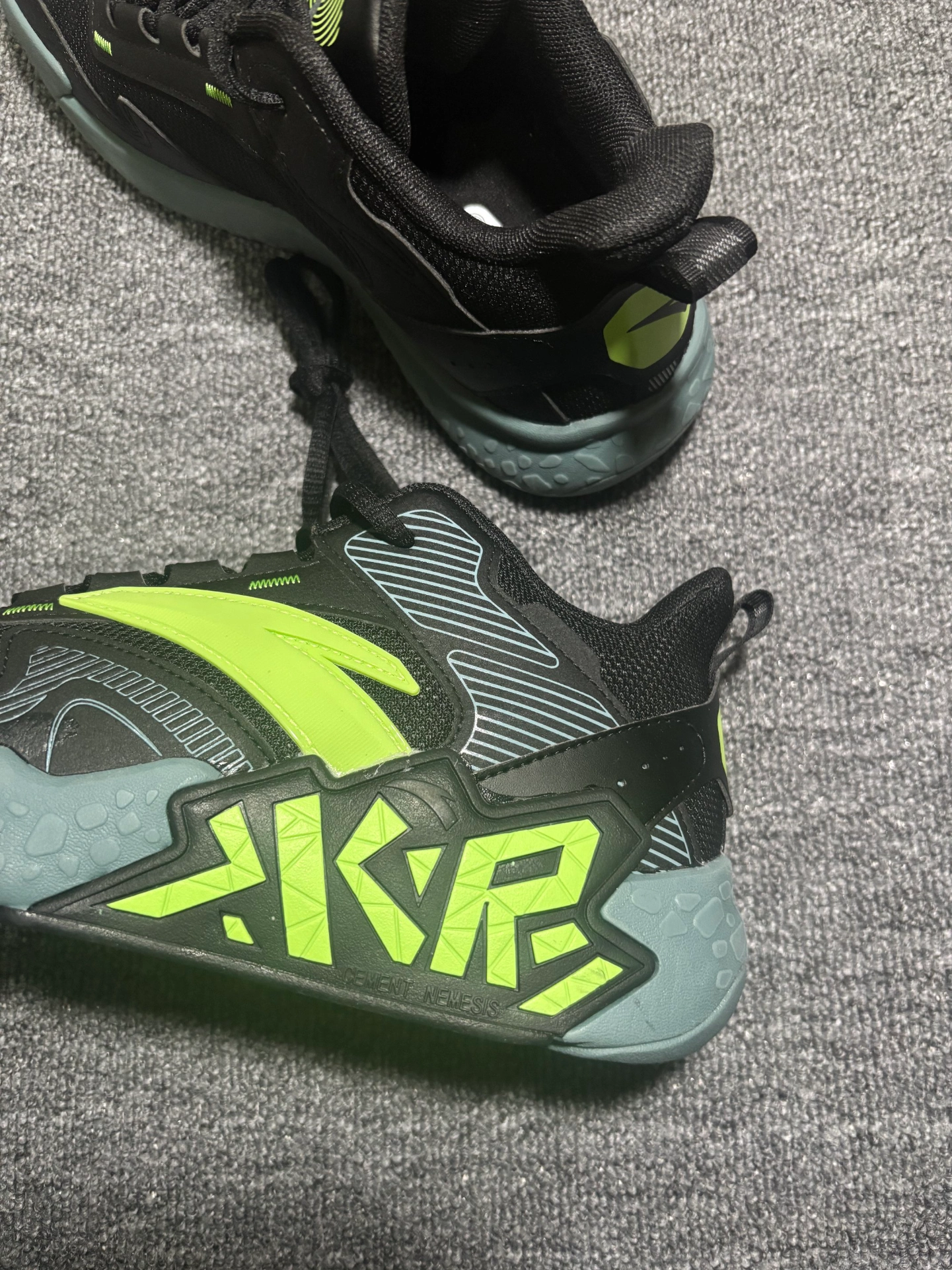 哇塞!安踏这款水泥克星,鞋底装弹簧了,太太太好穿了吧!