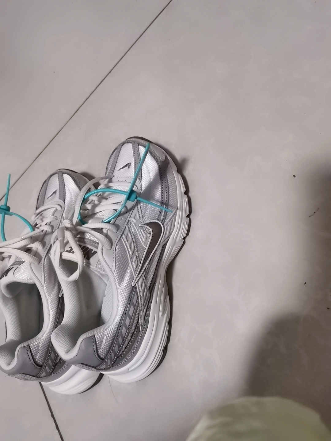 custom review-Nike Initiator Slip Resistant Abrasion Resistant Дышащий Низкий Топ Беговые кроссовки Женские Серый Белый