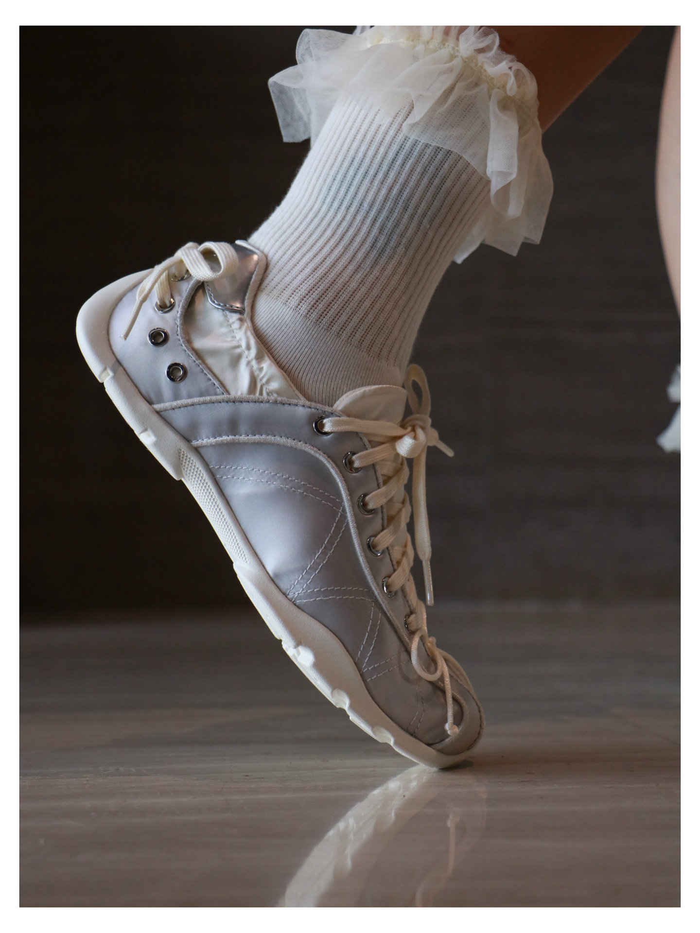 时髦银色系薄底鞋穿搭