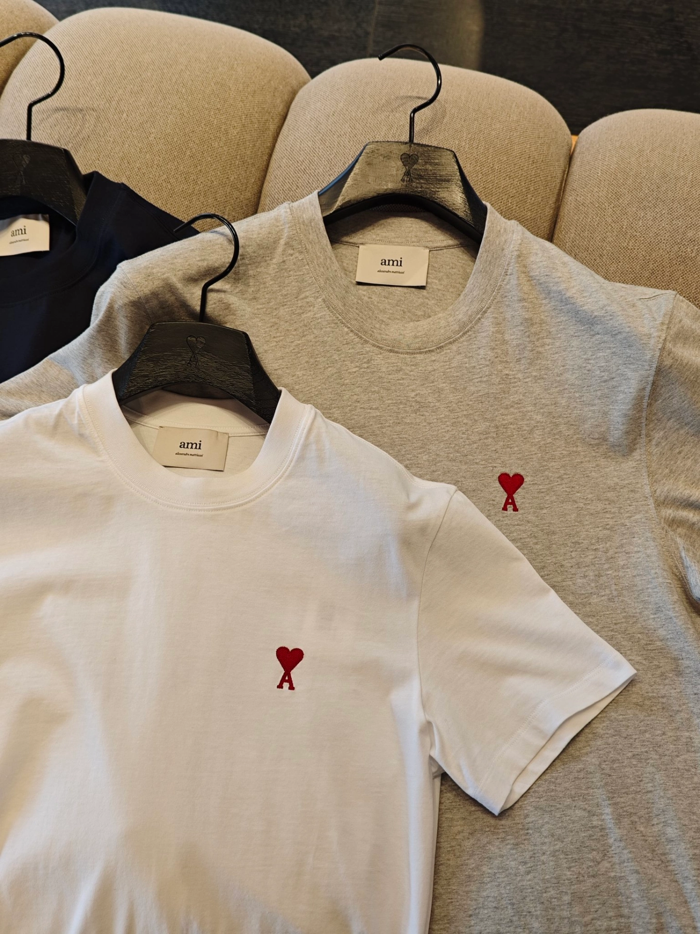 ami这款经典红心短袖,很好搭衣服~
纯棉透气性很好!