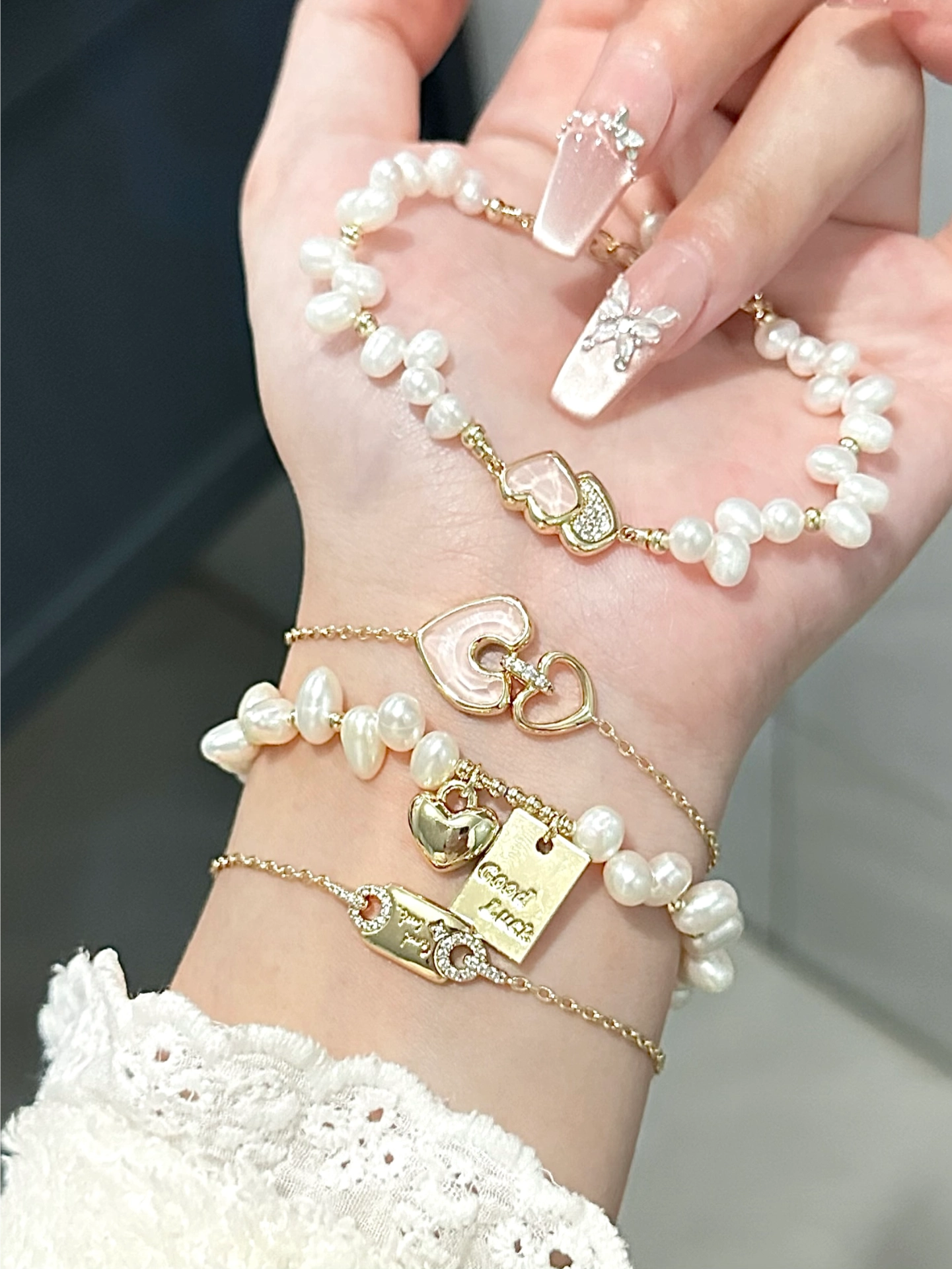 谁懂?粉水晶珍珠手链叠戴也泰温柔啦!