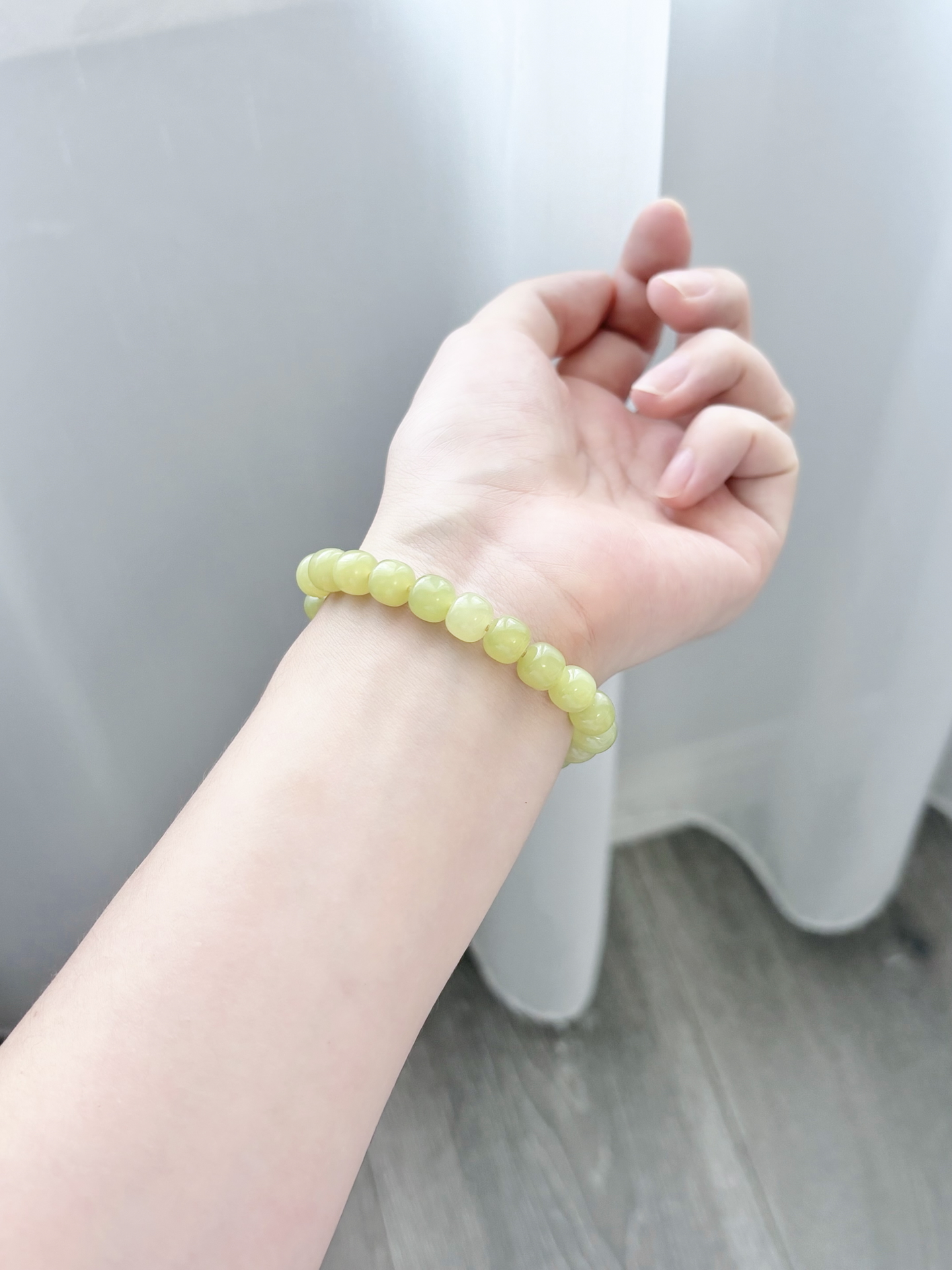 女生学会正确涂身体乳 戴手链也好看