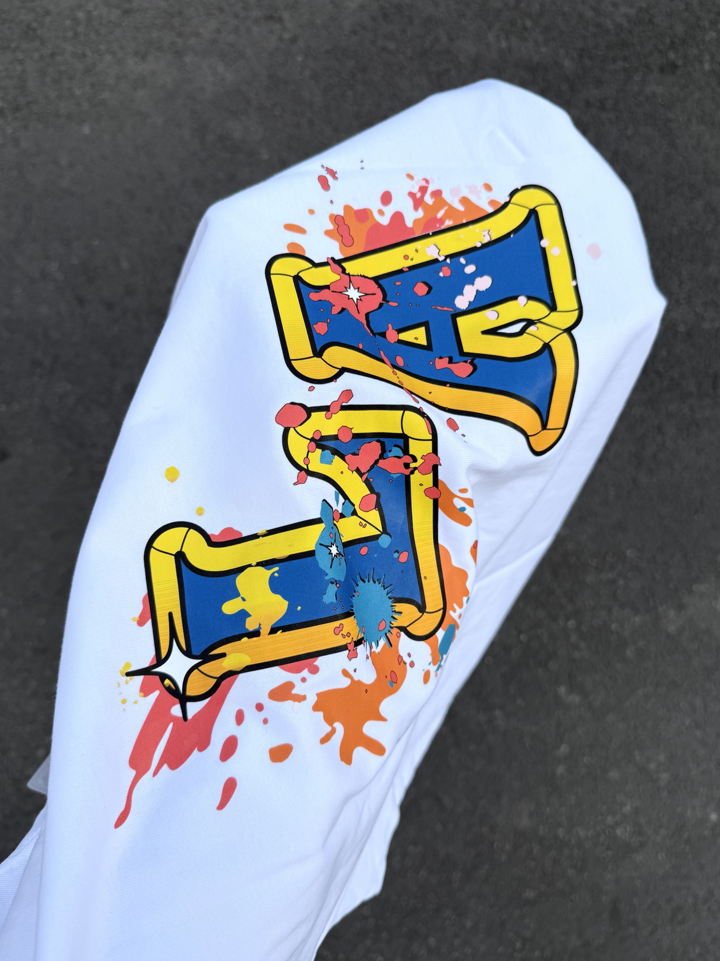 ?上身来自nfl 超级碗的洛杉矶公羊队t恤
背后的la涂鸦logo超有个性