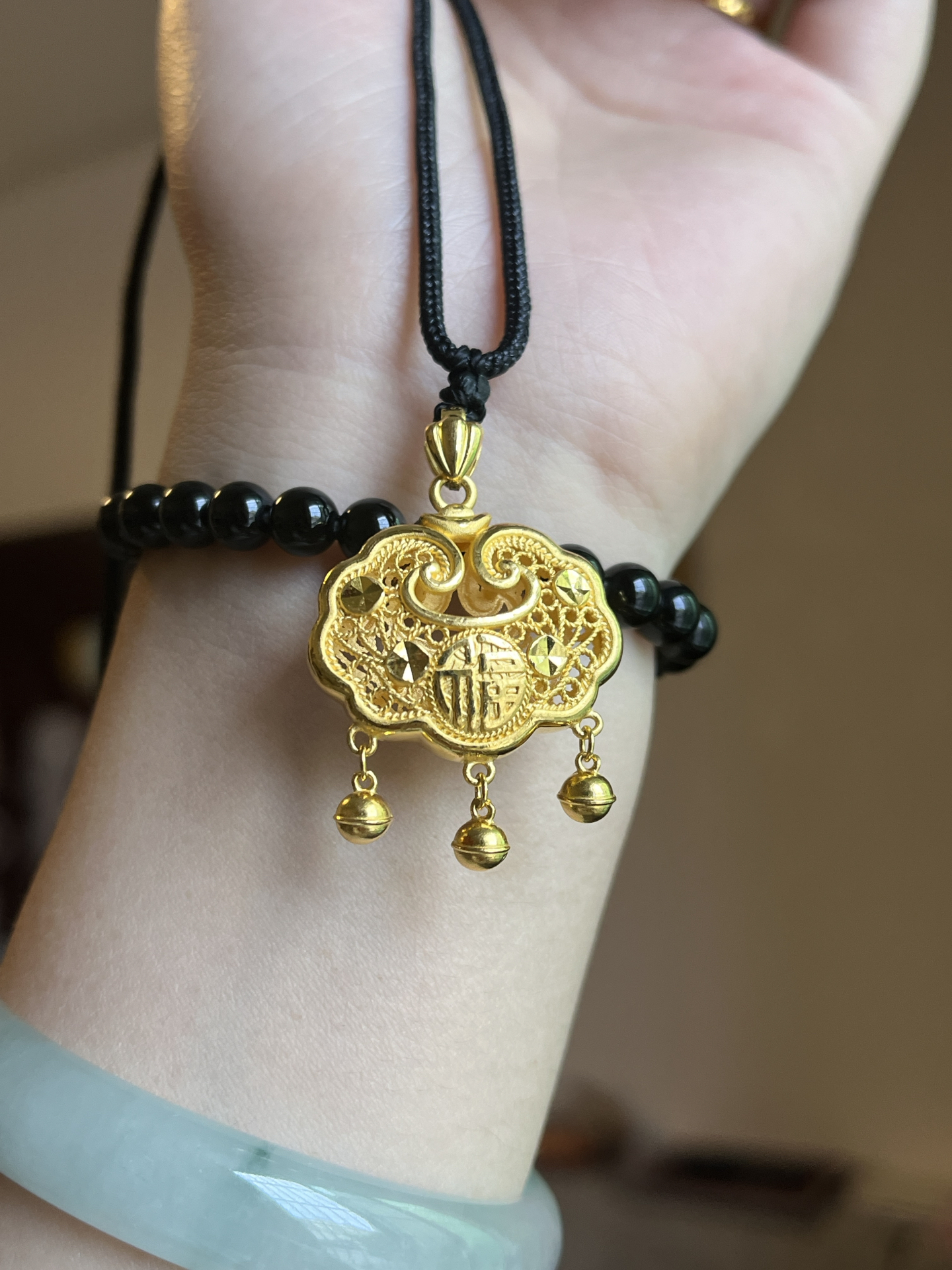 锁,寓意很好,三个小铃铛很可爱
喜欢它叮铃叮铃的声音#送礼就选老凤祥