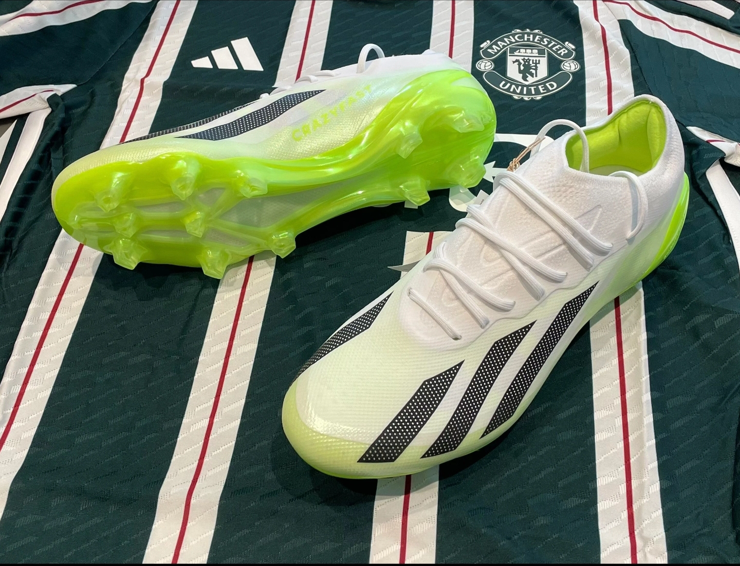 阿迪达斯x系列足球鞋