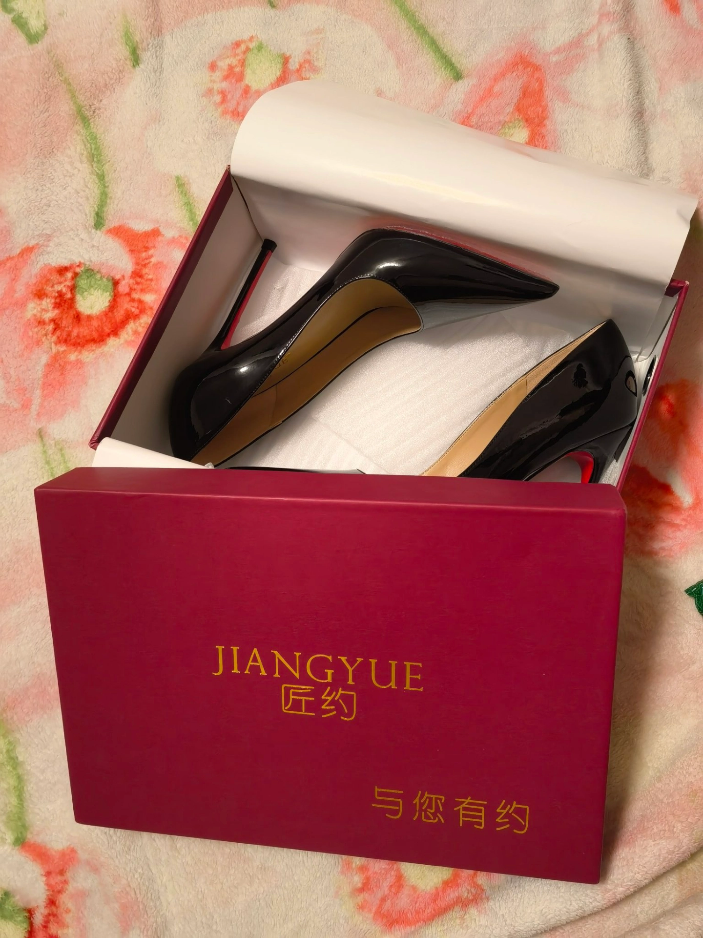 12cm红底尖头黑色高跟鞋