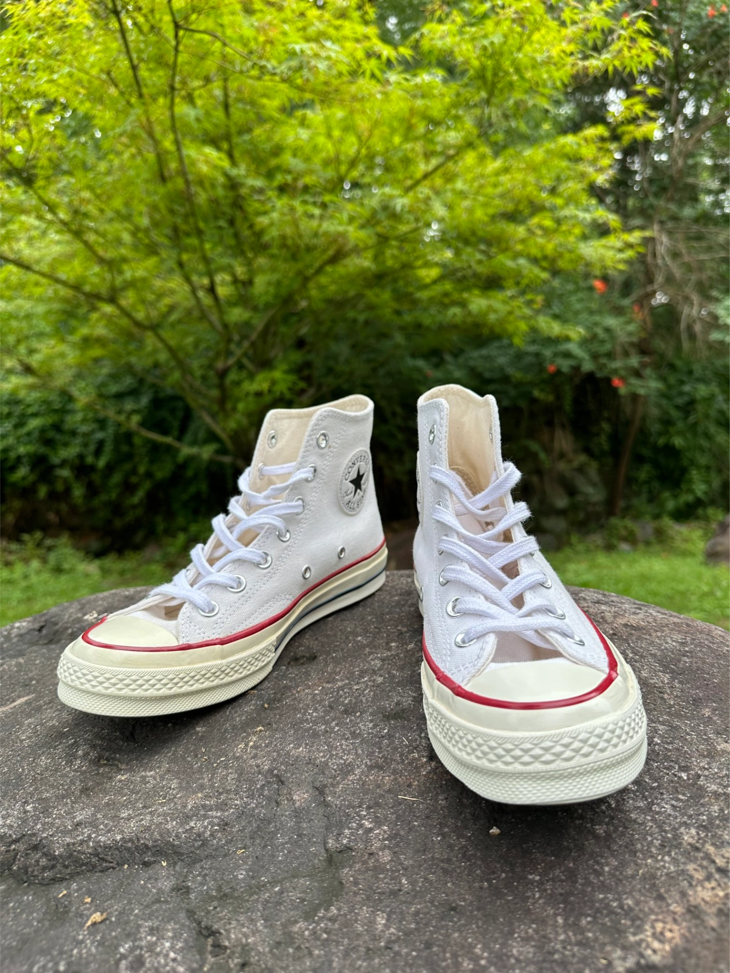 匡威1970s高帮白色帆布鞋面,布的质感可以比较厚实的