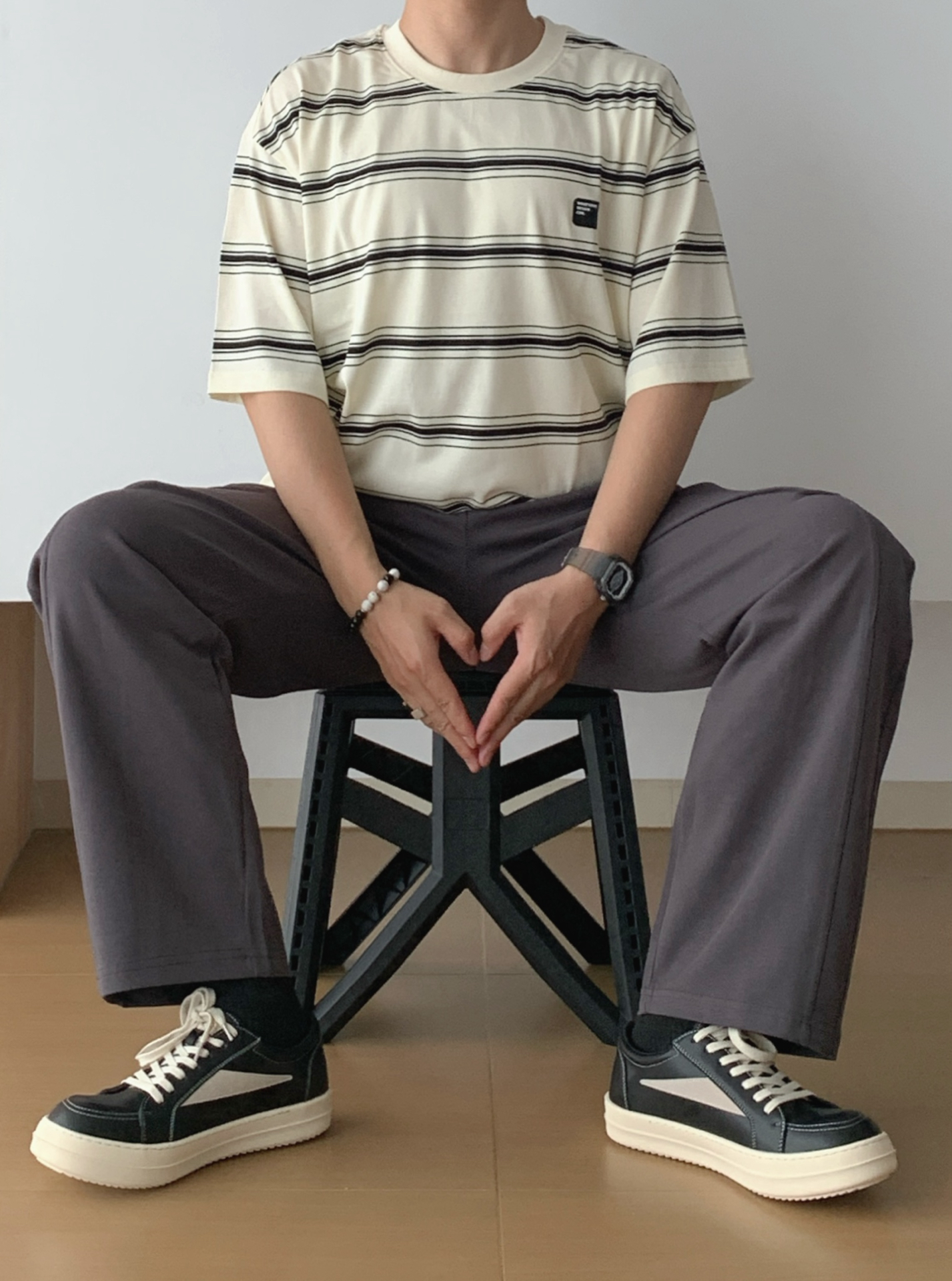 一米七男生cityboy夏日条纹t恤深灰休闲裤黑白板鞋穿搭