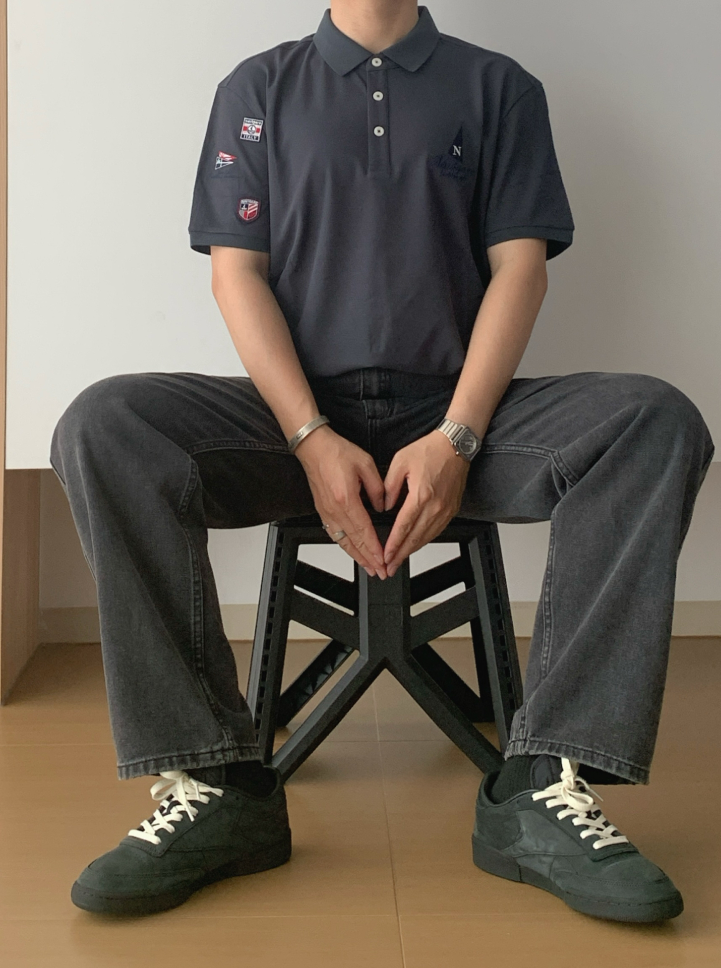 一米七男生格雷系深灰polo衫烟灰色牛仔裤黑灰麂皮板鞋穿搭