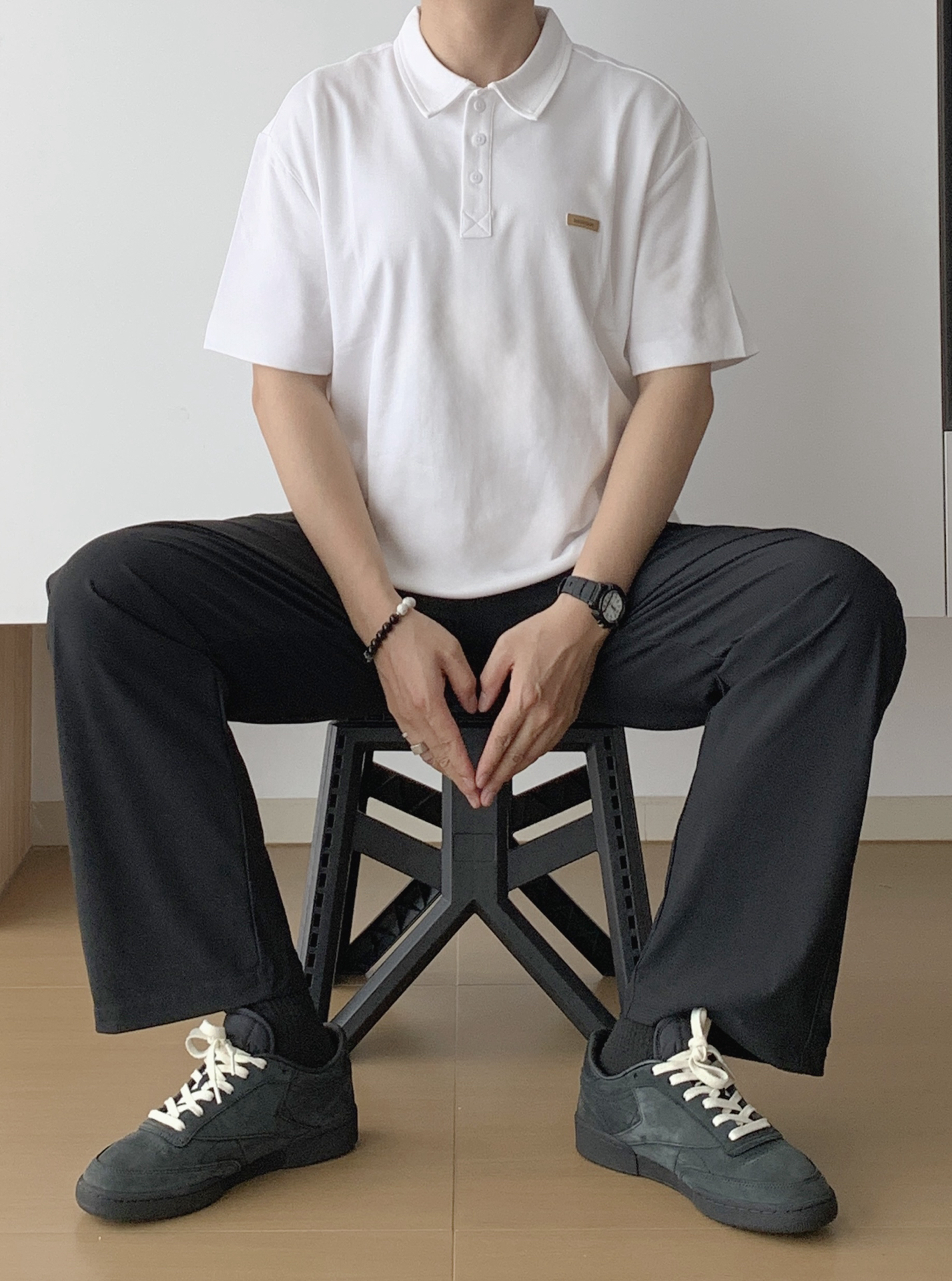 一米七男生白色polo衫黑色西裤黑武麂皮板鞋穿搭