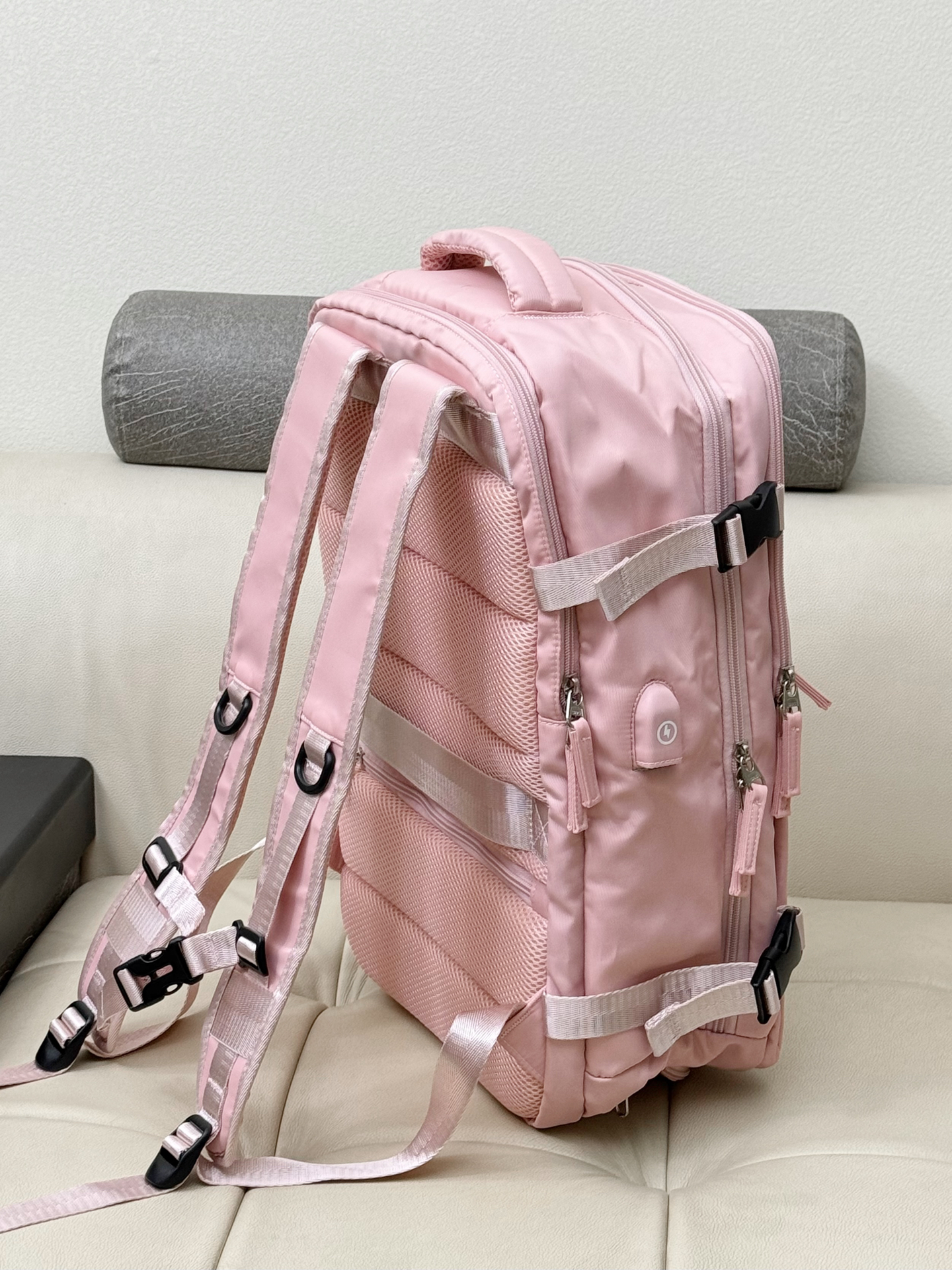 谁懂哇?大学生出门旅游就靠介个特种兵双肩包啦!