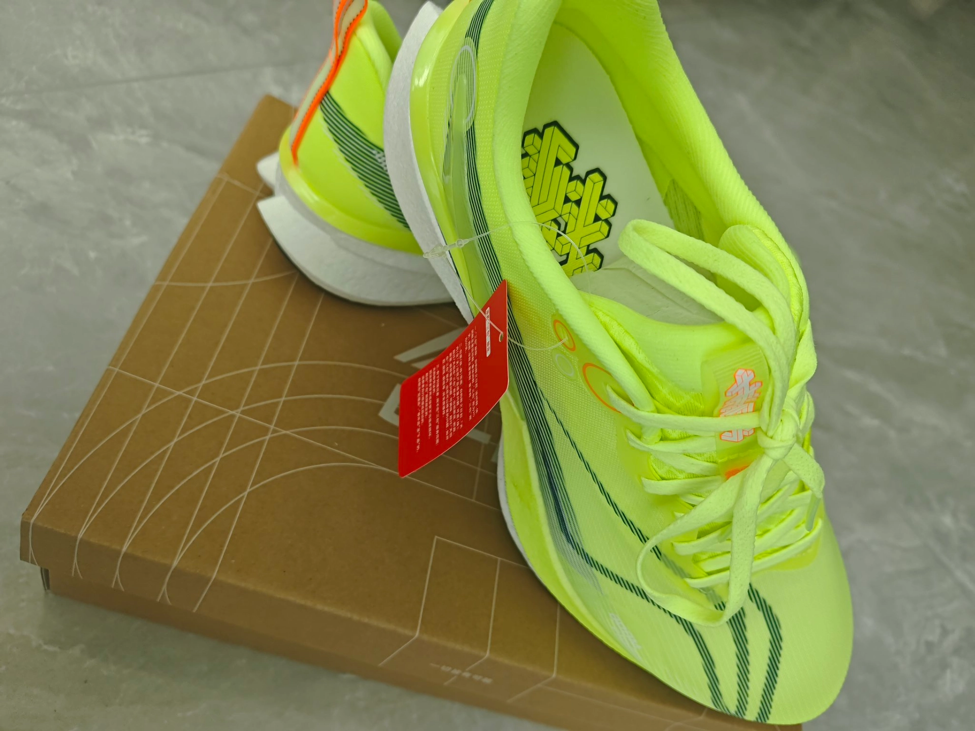  荧光黄绿炸街!李宁赤兔8pro,体测马拉松的双料神器
