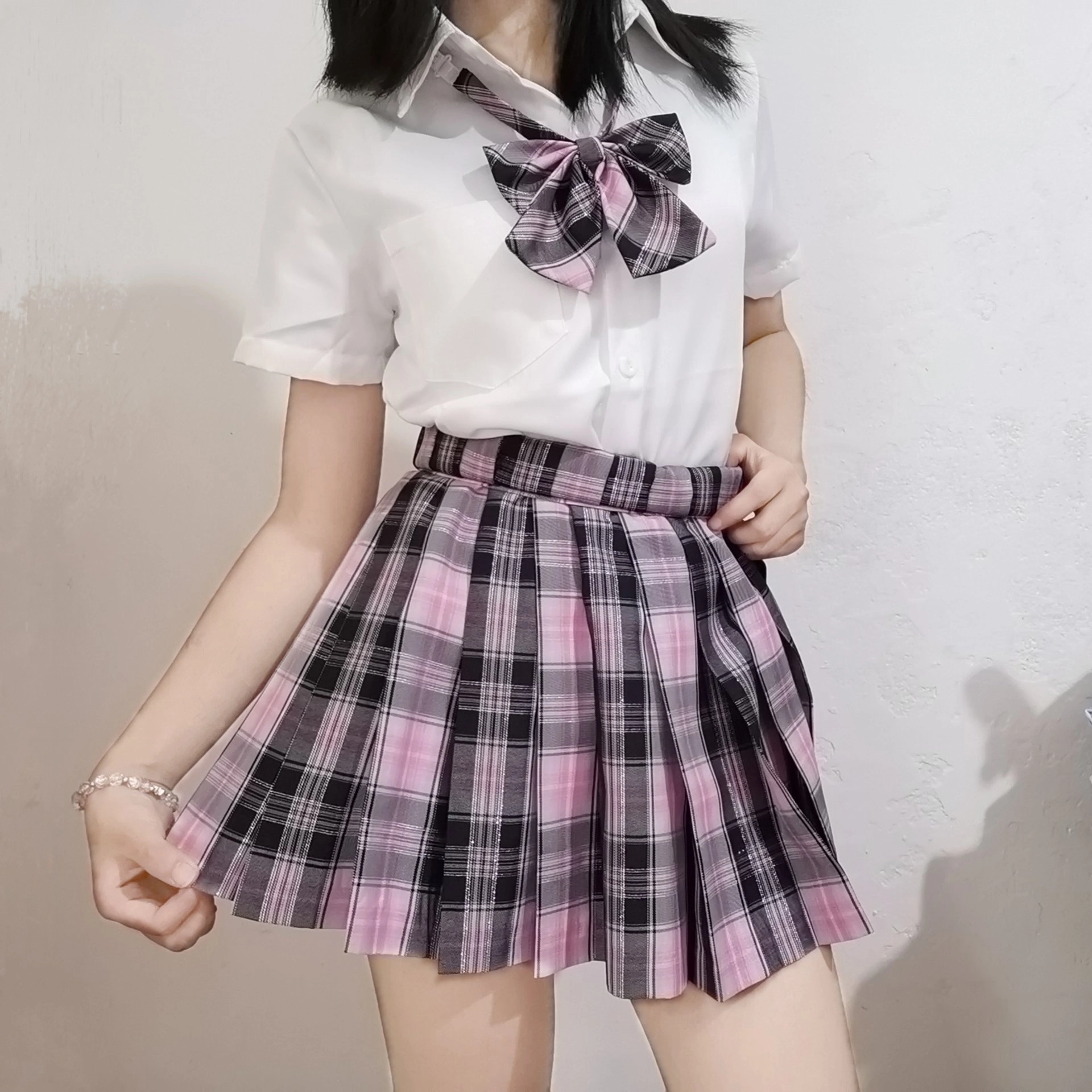 哈喽,今天给大家介绍的是超绝高腰百褶短裙 她这个设计感也很漂亮