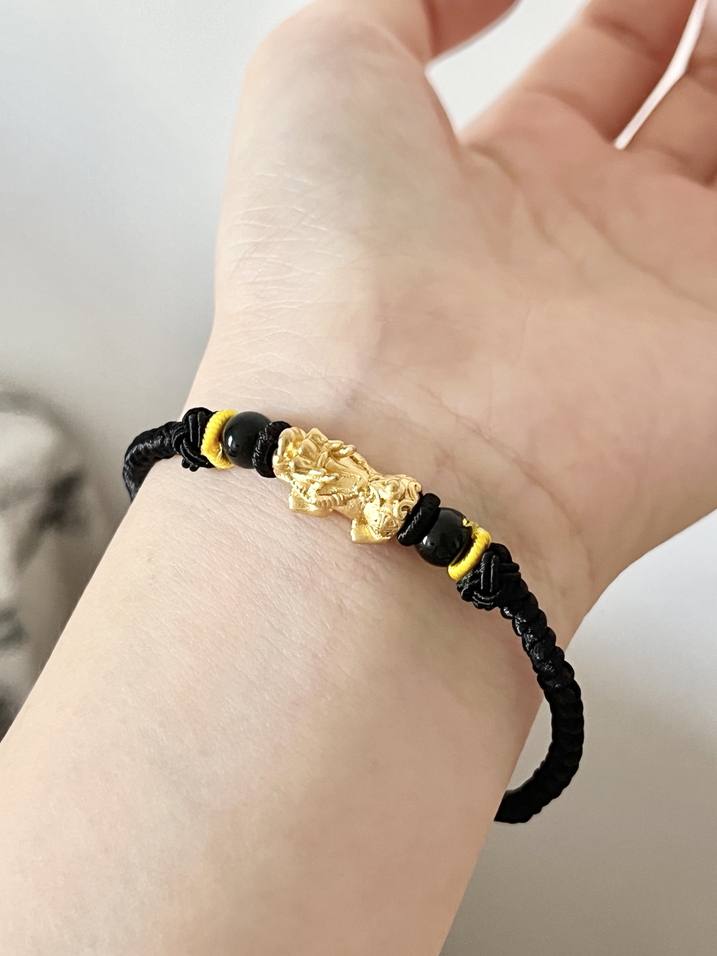 瞅瞅我这新戴的手链,黑色的绳编得紧实又好看